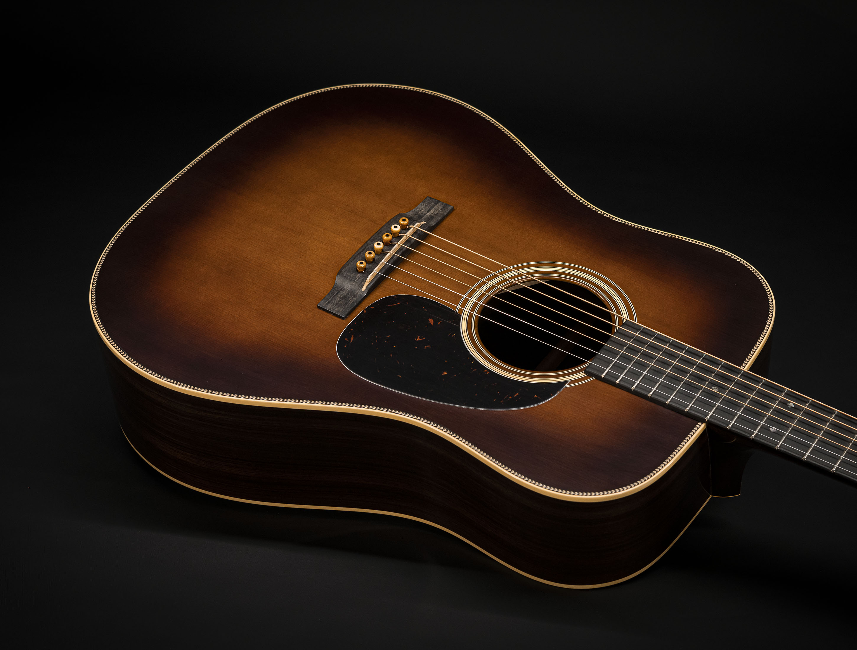 Show gallery (27 images) a134133 martin-custom-shop-d-28-authentic-1937-vintage-low-gloss-ambertone-burst-stage-1-aging