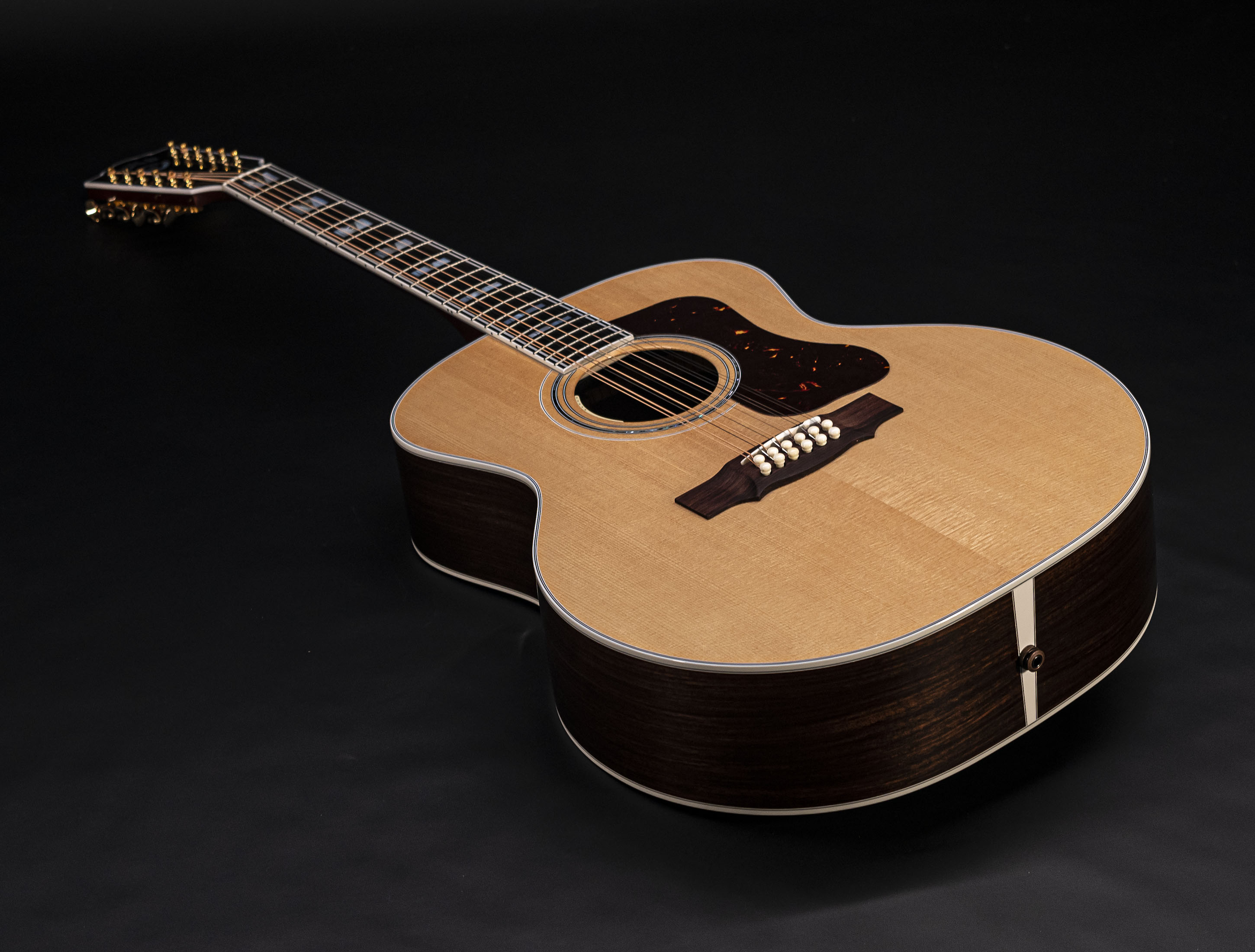 Galerie anzeigen (22 Bilder) a110904 guild-f-512e-natural-l-r-baggs-12-string-usa
