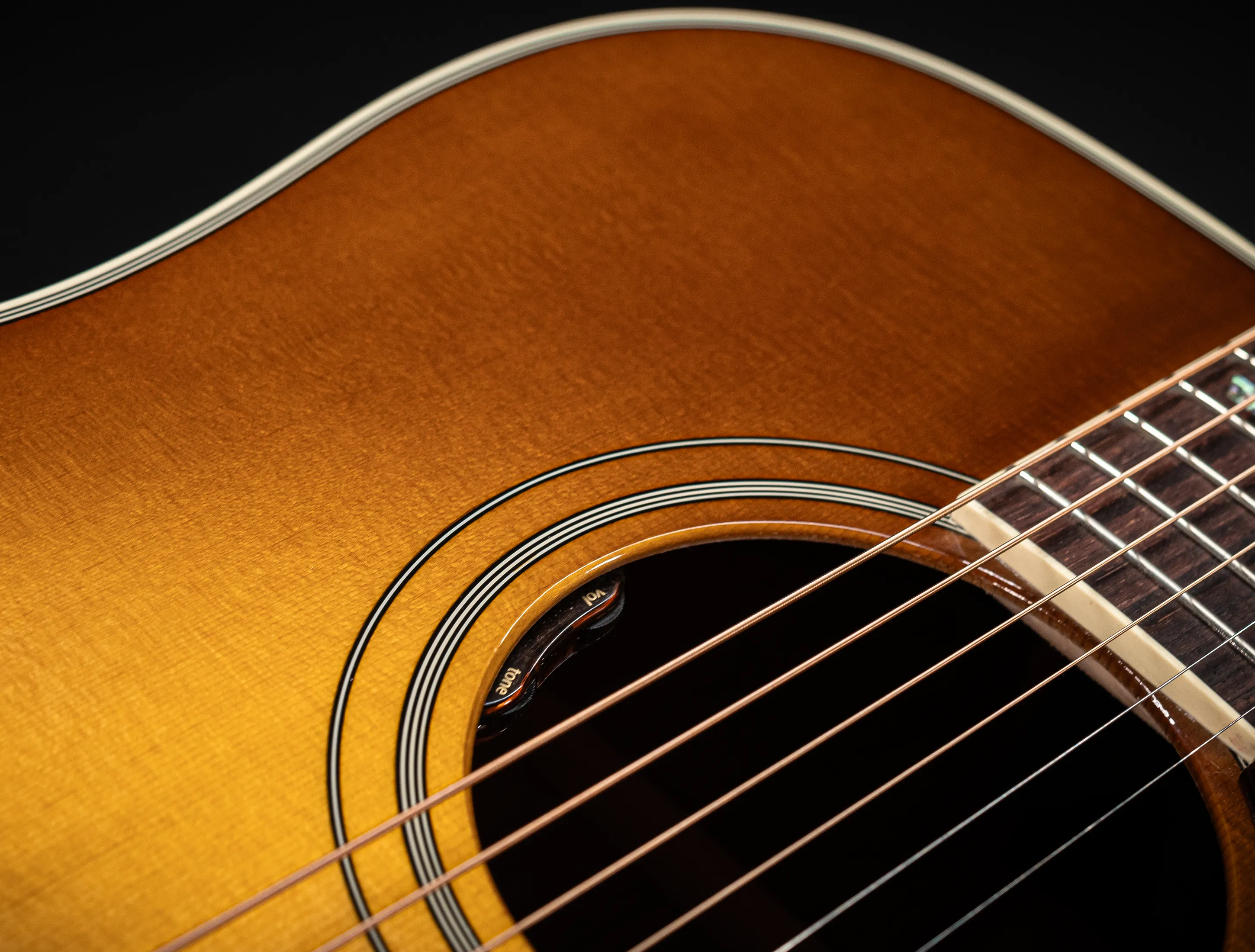 Gibson Hummingbird Elegant Koa - Honey Burst