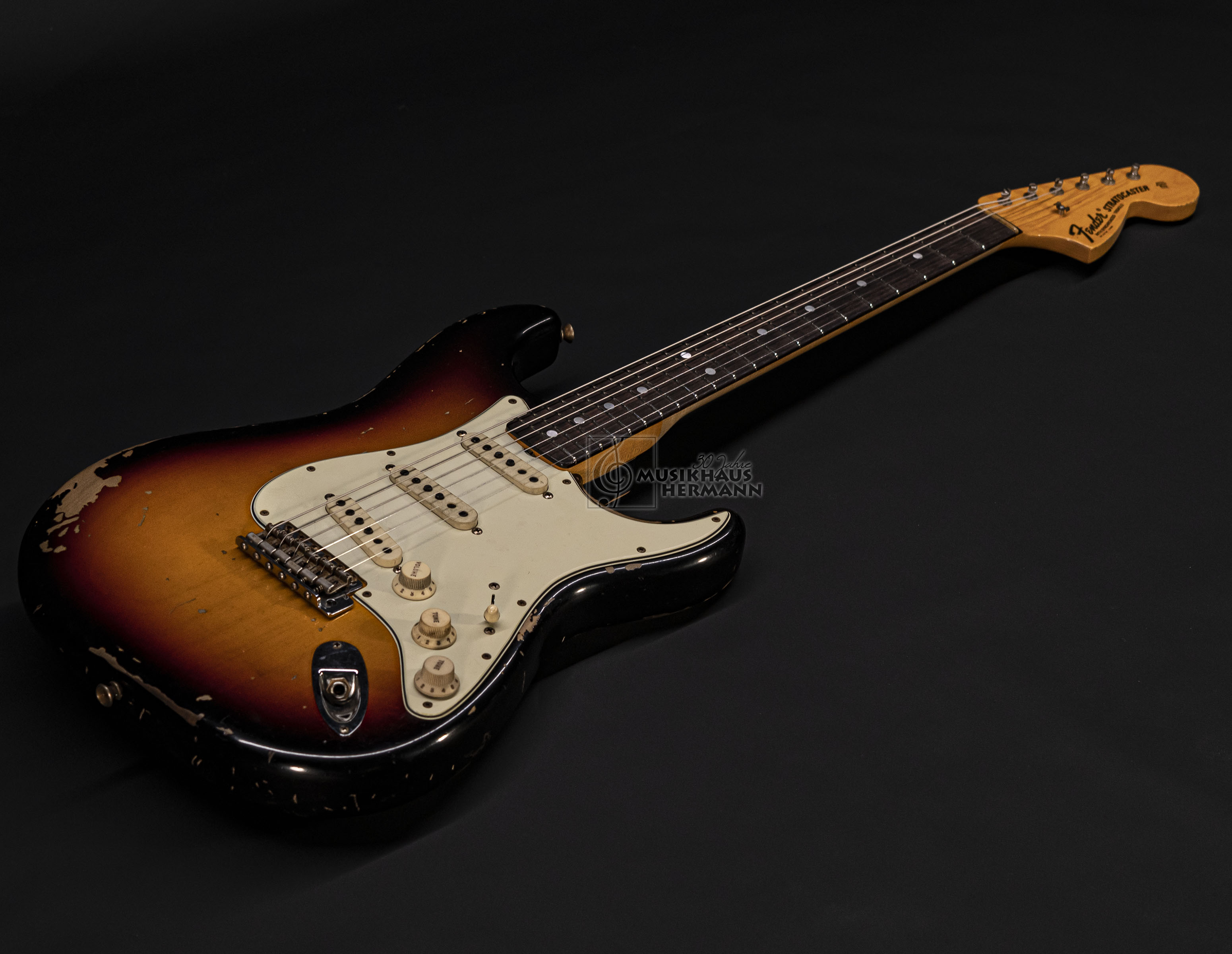 Galerie anzeigen (21 Bilder) a9-4219 fender-custom-shop-michael-landau-1968-stratocaster-3-color-sunburst