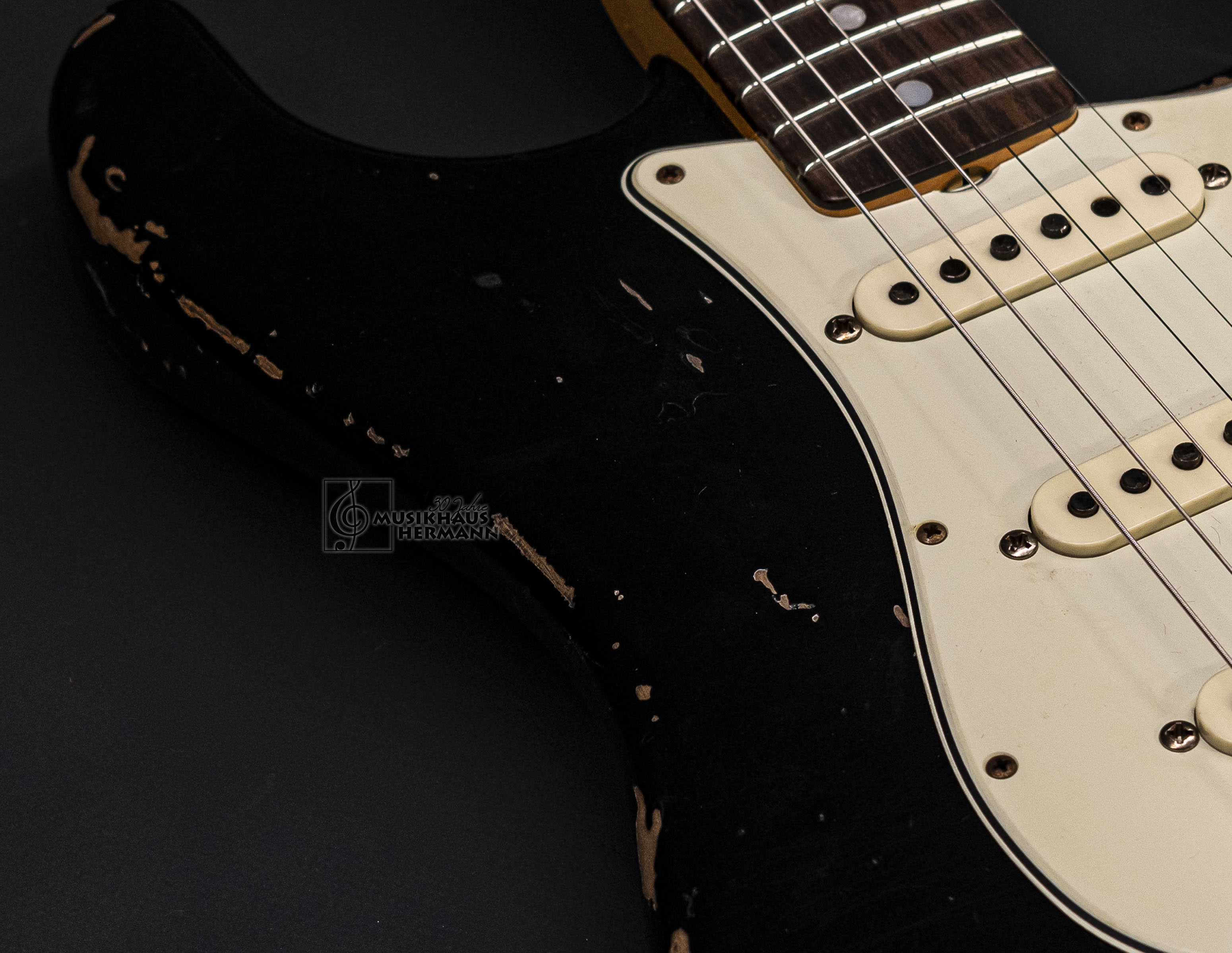 Show gallery (22 images) a9-1298 fender-custom-shop-michael-landau-1968-stratocaster-black