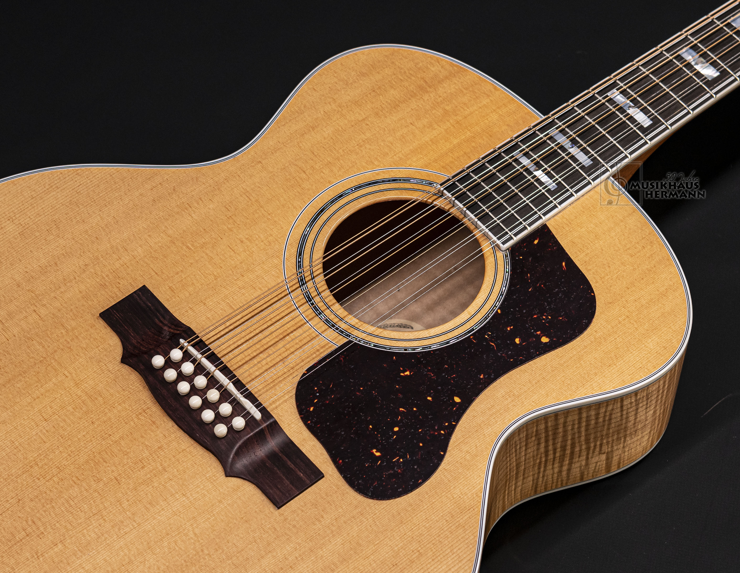 Galerie anzeigen (18 Bilder) a8-8422-guild-f-512-maple-bld