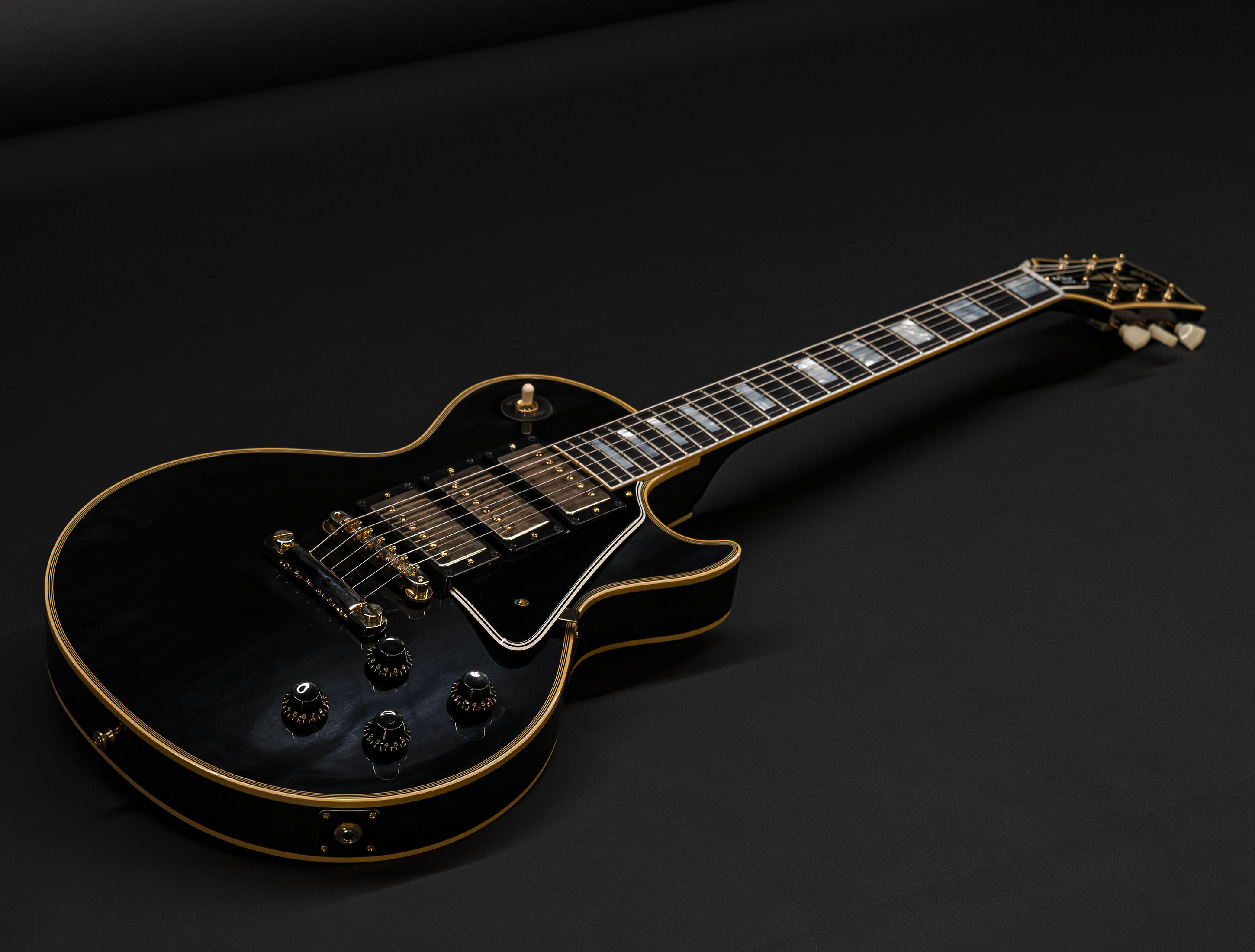 Galerie anzeigen (26 Bilder) a115962-gibson-les-paul-custom-1957-reissue-3-pickup-vos-ebony