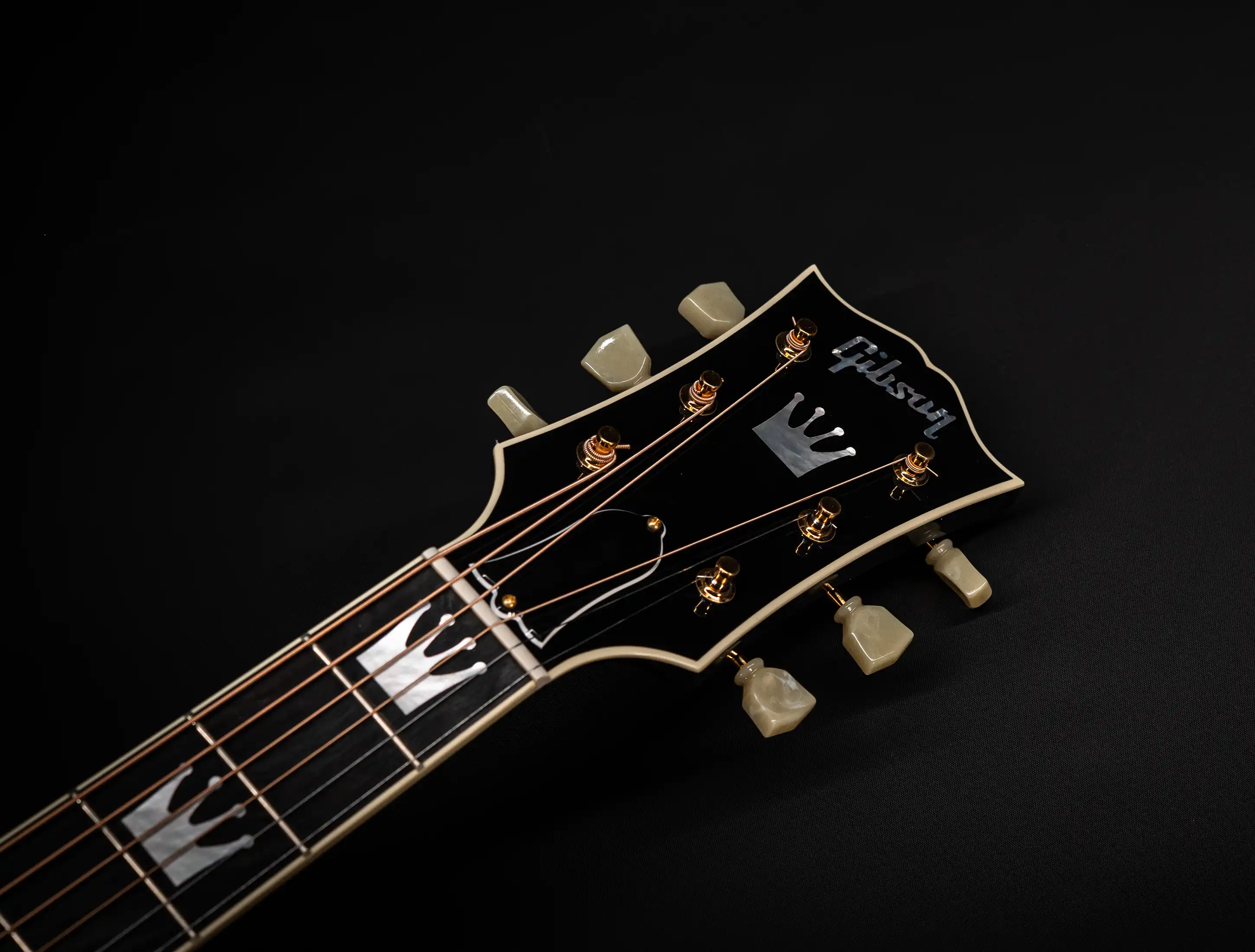 Show gallery (26 images) a154122 Gibson-SJ-200-King-Crown-of-Rock-and-Roll-Custom-Shop