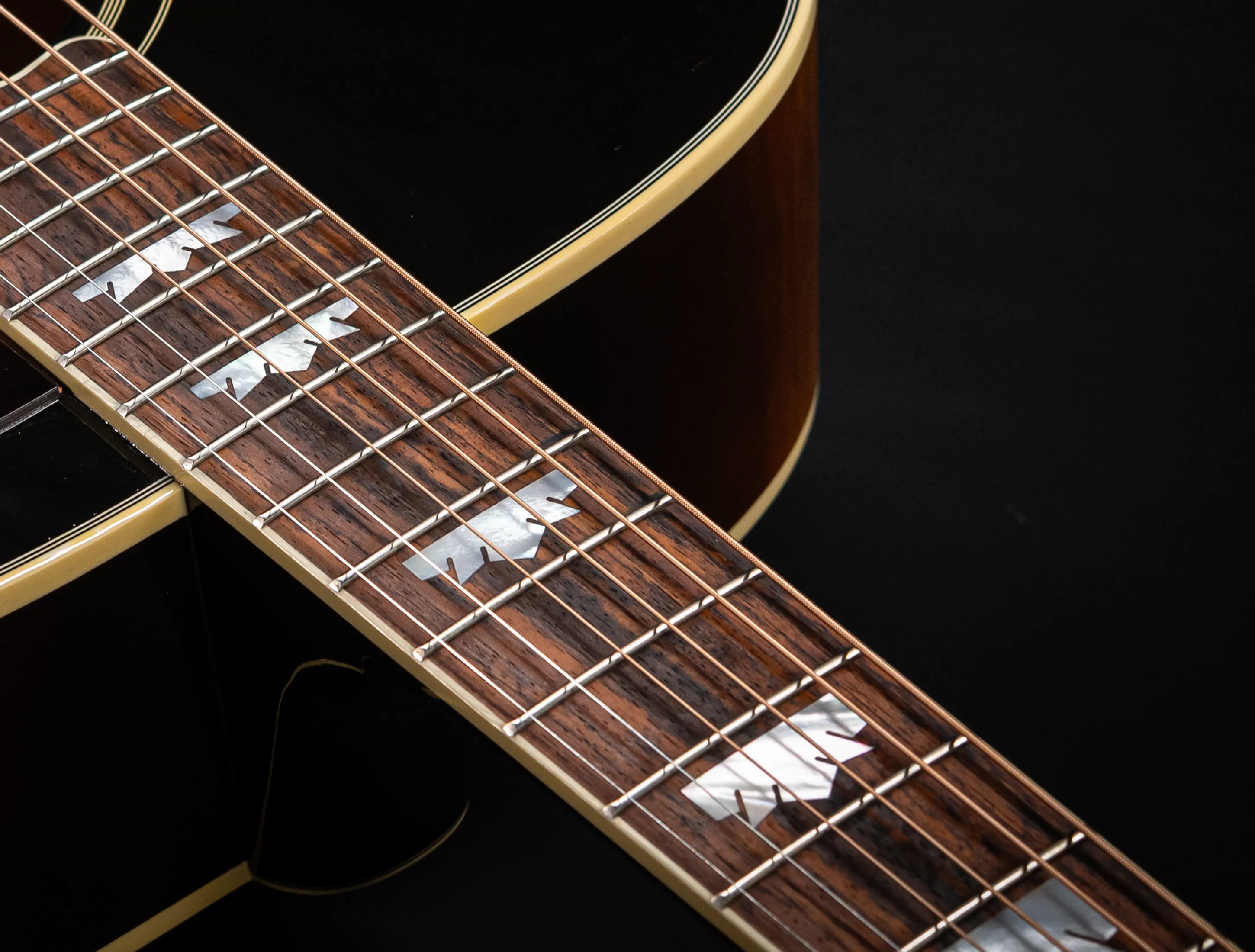 Galerie anzeigen (34 Bilder) a175852-Gibson-SJ-200-EARLY-50`s-Golden-Era-Custom-Shop-Adirondack-Vintage-Sunburst-Musikhaus-Hermann-