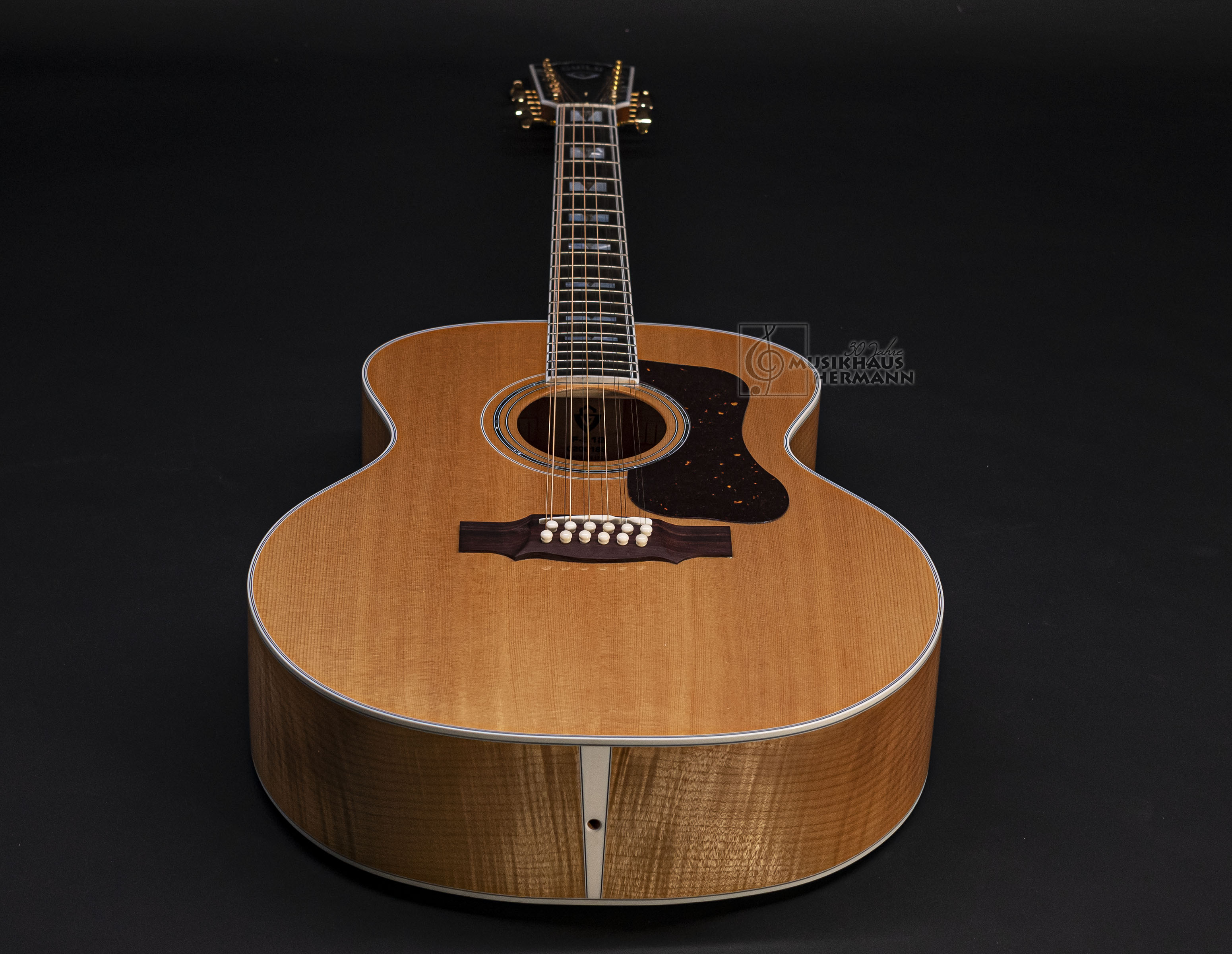 Galerie anzeigen (18 Bilder) a8-8433-guild-f-512-maple-bld