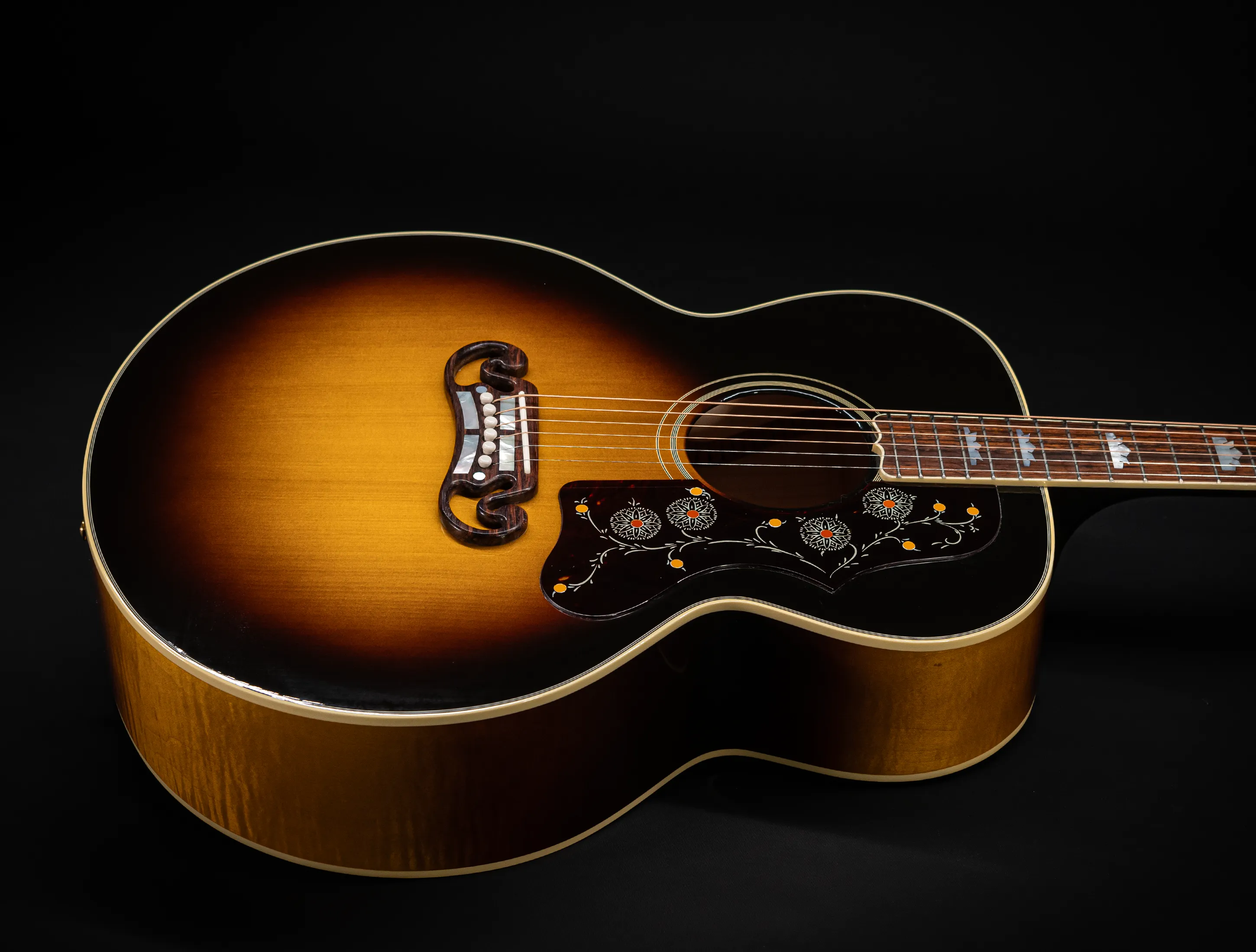 Galerie anzeigen (34 Bilder) a175835-Gibson-SJ-200-EARLY-50`s-Golden-Era-Custom-Shop-Adirondack-Vintage-Sunburst-Musikhaus-Hermann-