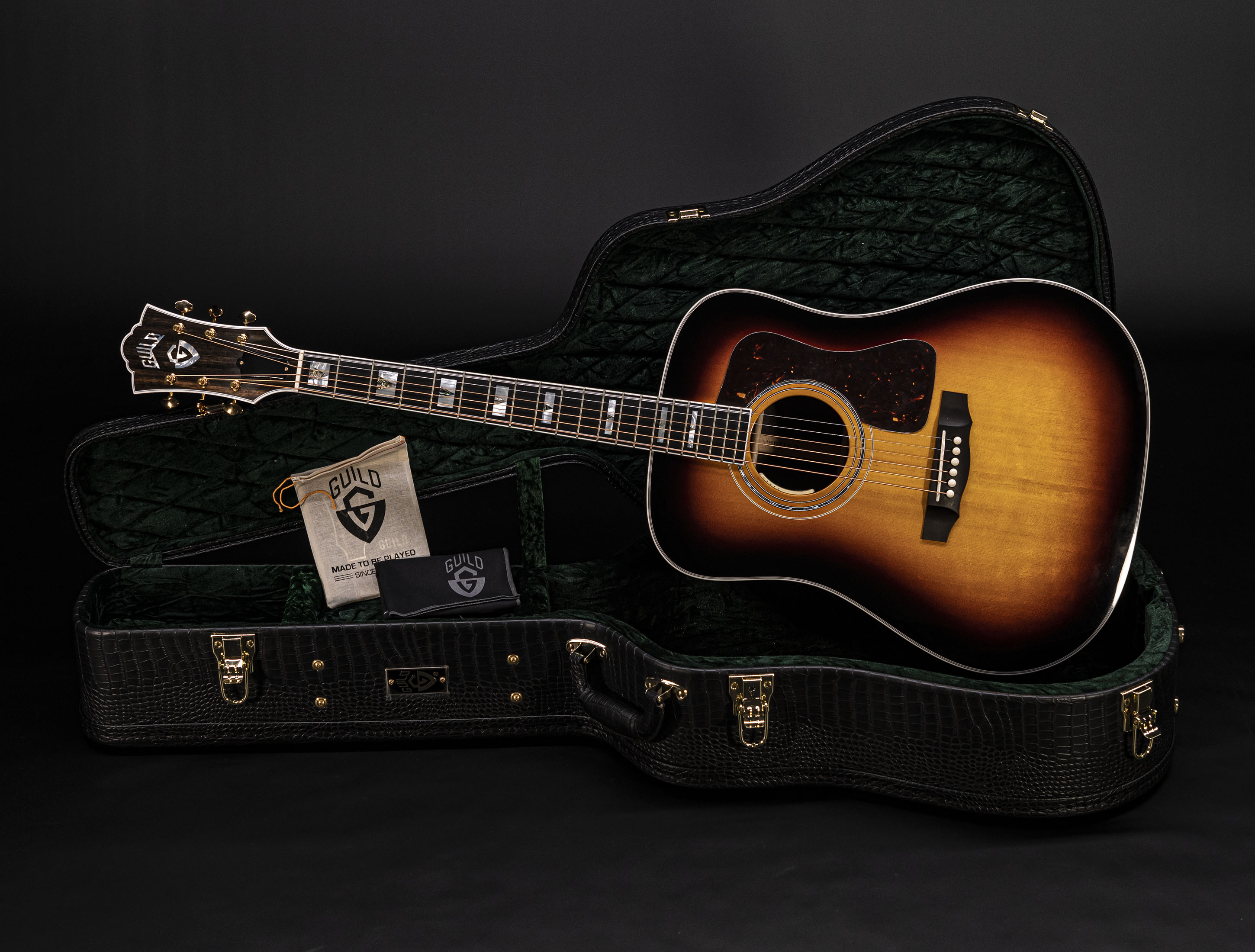 Galerie anzeigen (23 Bilder) a10-5598 Guild-D-55E-ATB-Antique-Sunburst-L-R-Baggs-USA