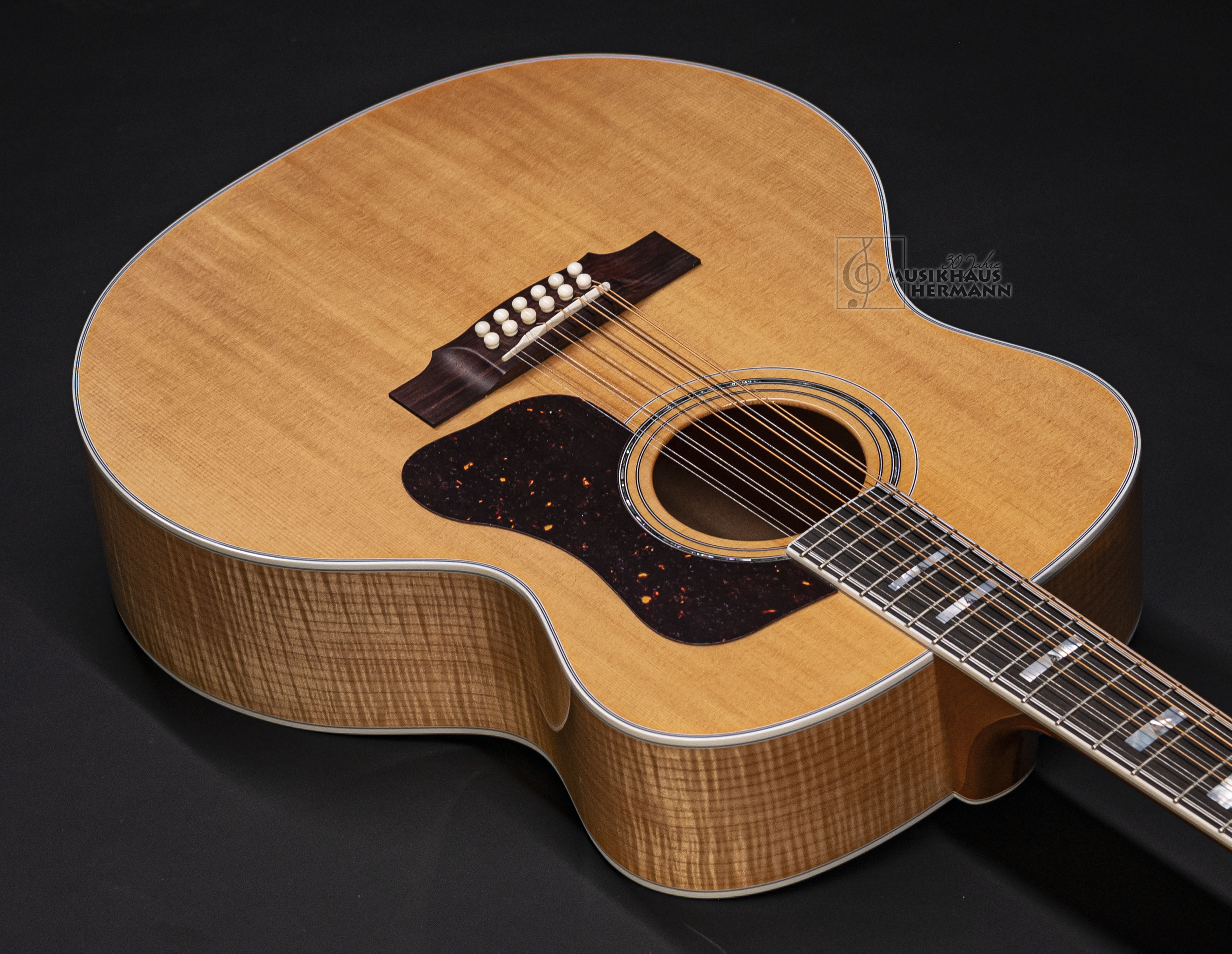 Galerie anzeigen (18 Bilder) a8-8428-guild-f-512-maple-bld