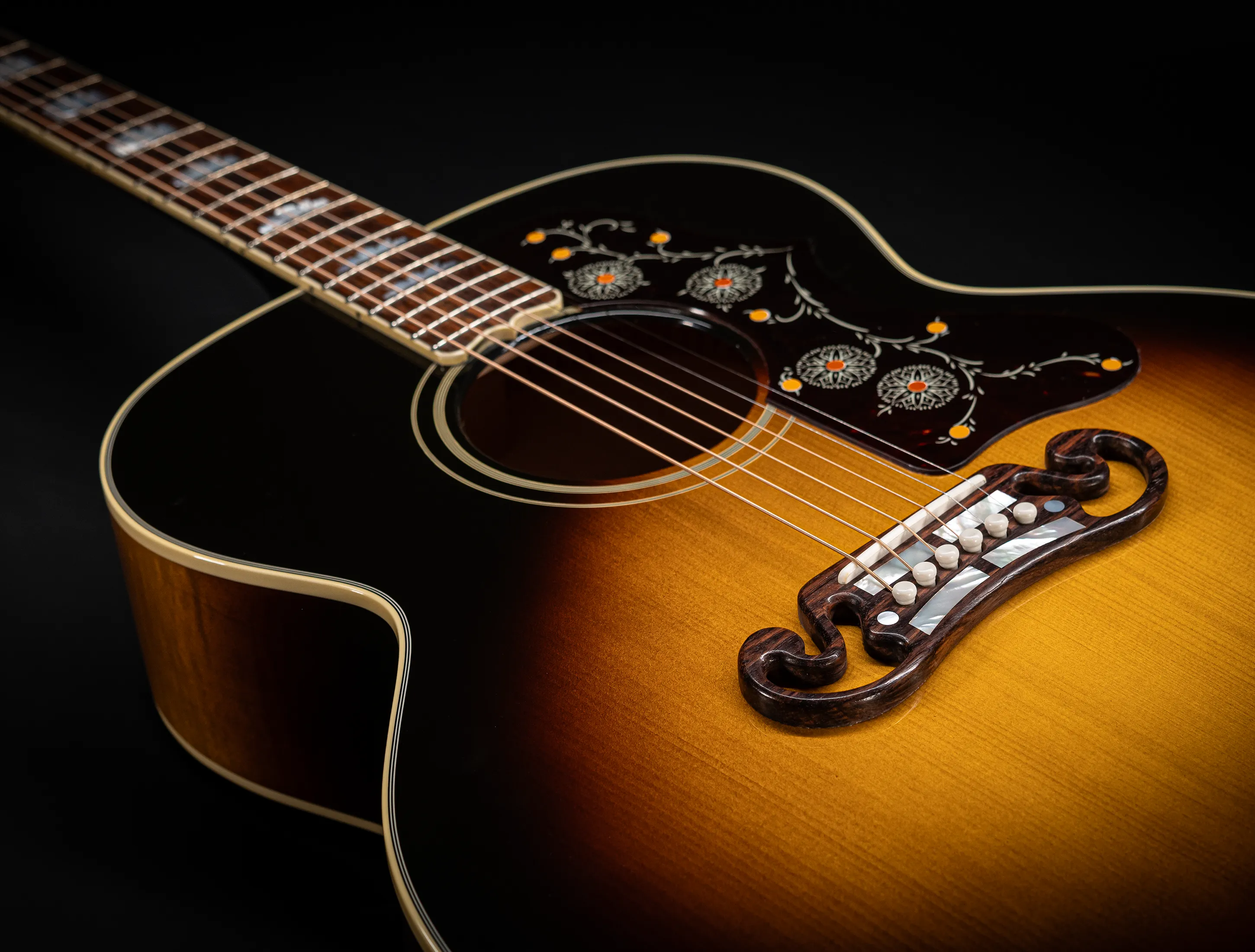 Galerie anzeigen (34 Bilder) a175857-Gibson-SJ-200-EARLY-50`s-Golden-Era-Custom-Shop-Adirondack-Vintage-Sunburst-Musikhaus-Hermann-