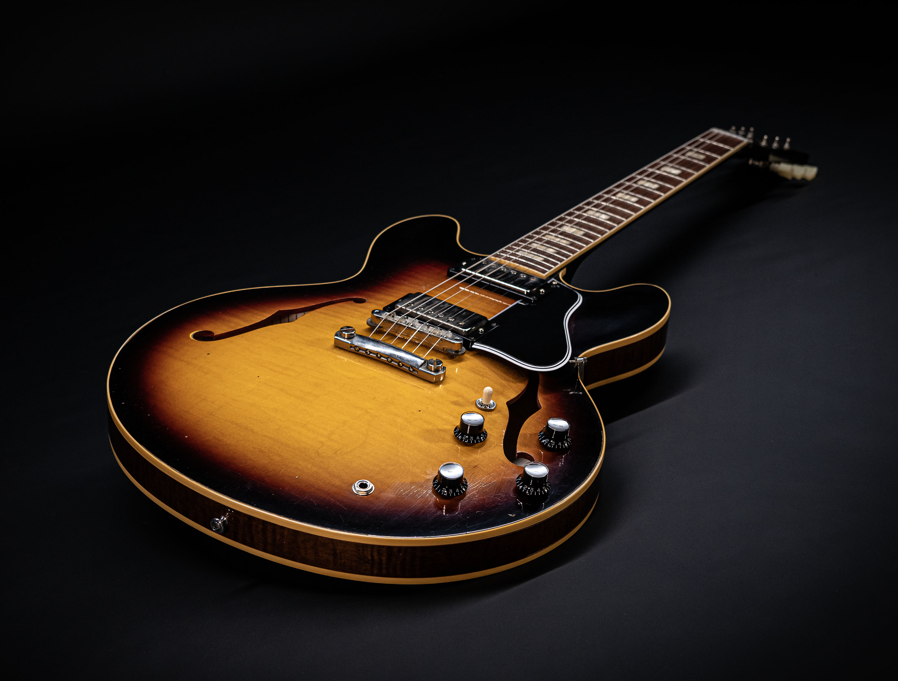 Galerie anzeigen (31 Bilder) a155083 Gibson-ES-335-1964-Custom-Shop-Murphy-Lab-Light-Aged-Figured-Maple-Antique-Vintage-Burst