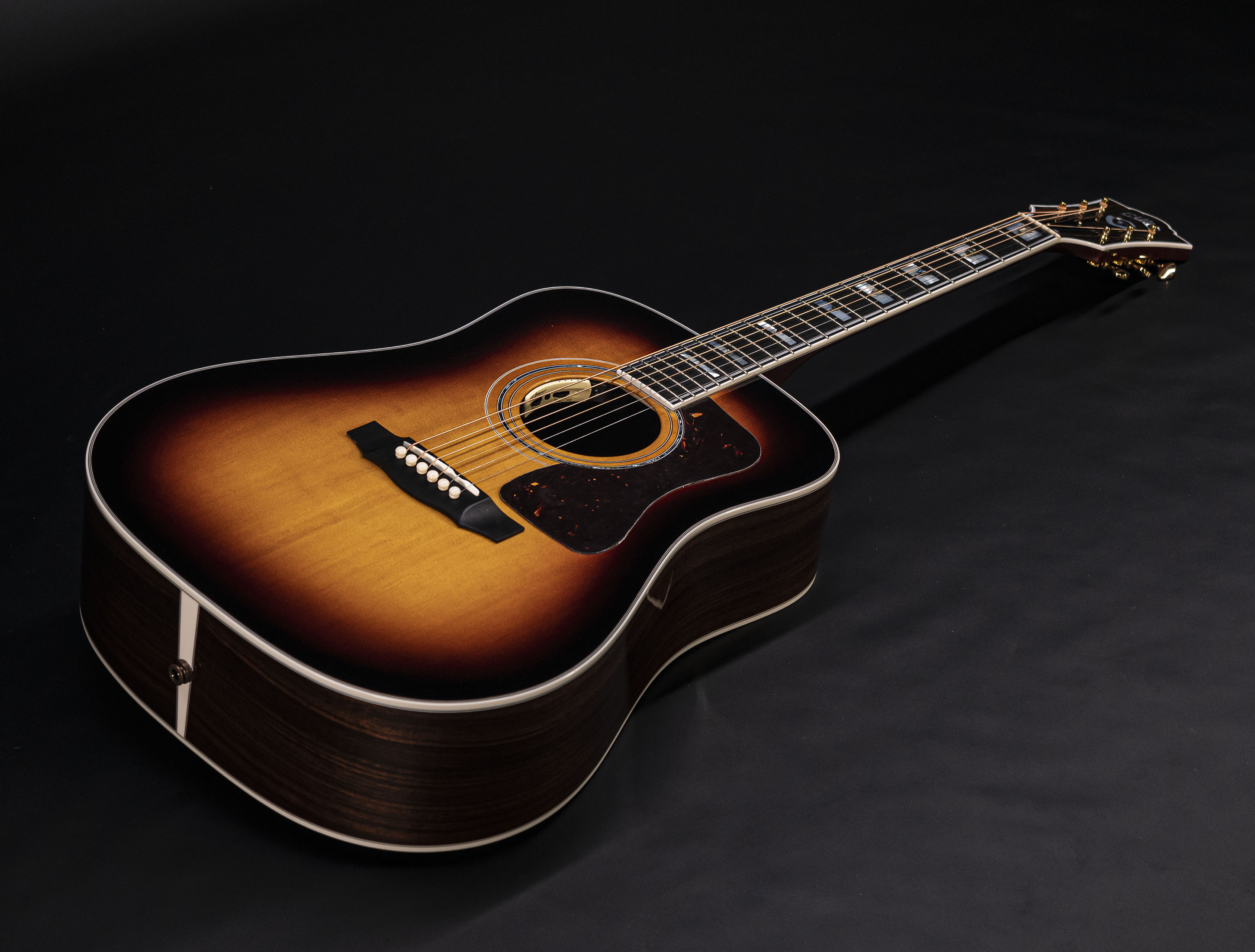 Galerie anzeigen (23 Bilder) a10-5606 Guild-D-55E-ATB-Antique-Sunburst-L-R-Baggs-USA