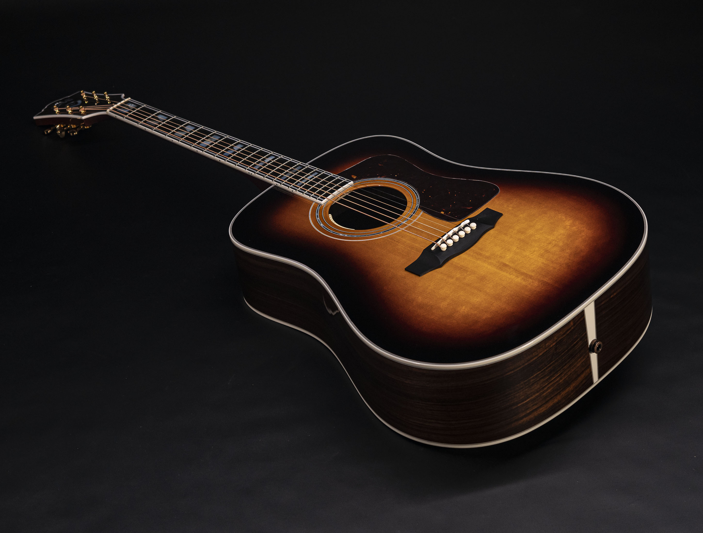 Galerie anzeigen (23 Bilder) a10-5612 Guild-D-55E-ATB-Antique-Sunburst-L-R-Baggs-USA