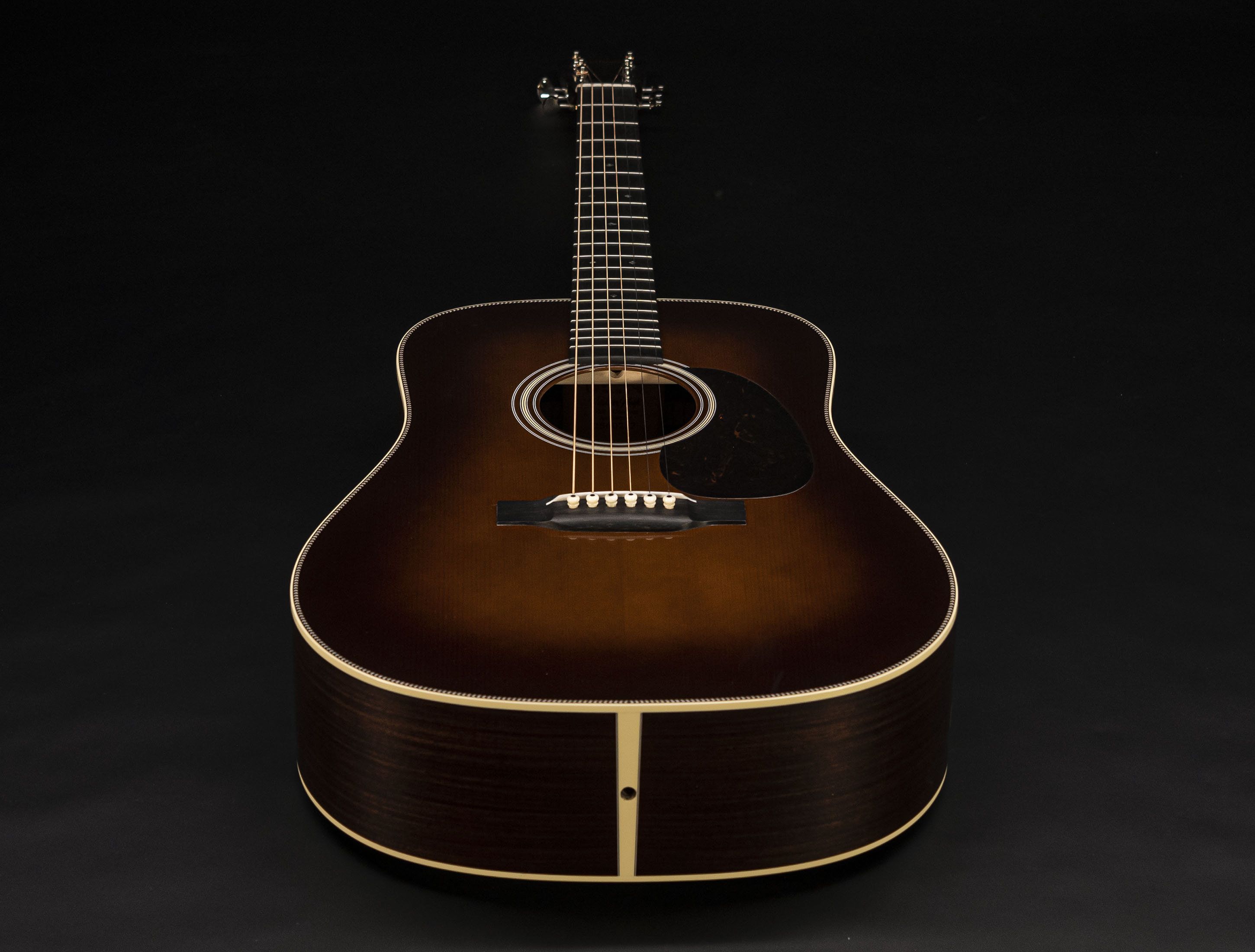 Show gallery (24 images) a113017-martin-custom-shop-d-28-authentic-1937-vintage-low-gloss-ambertone-burst