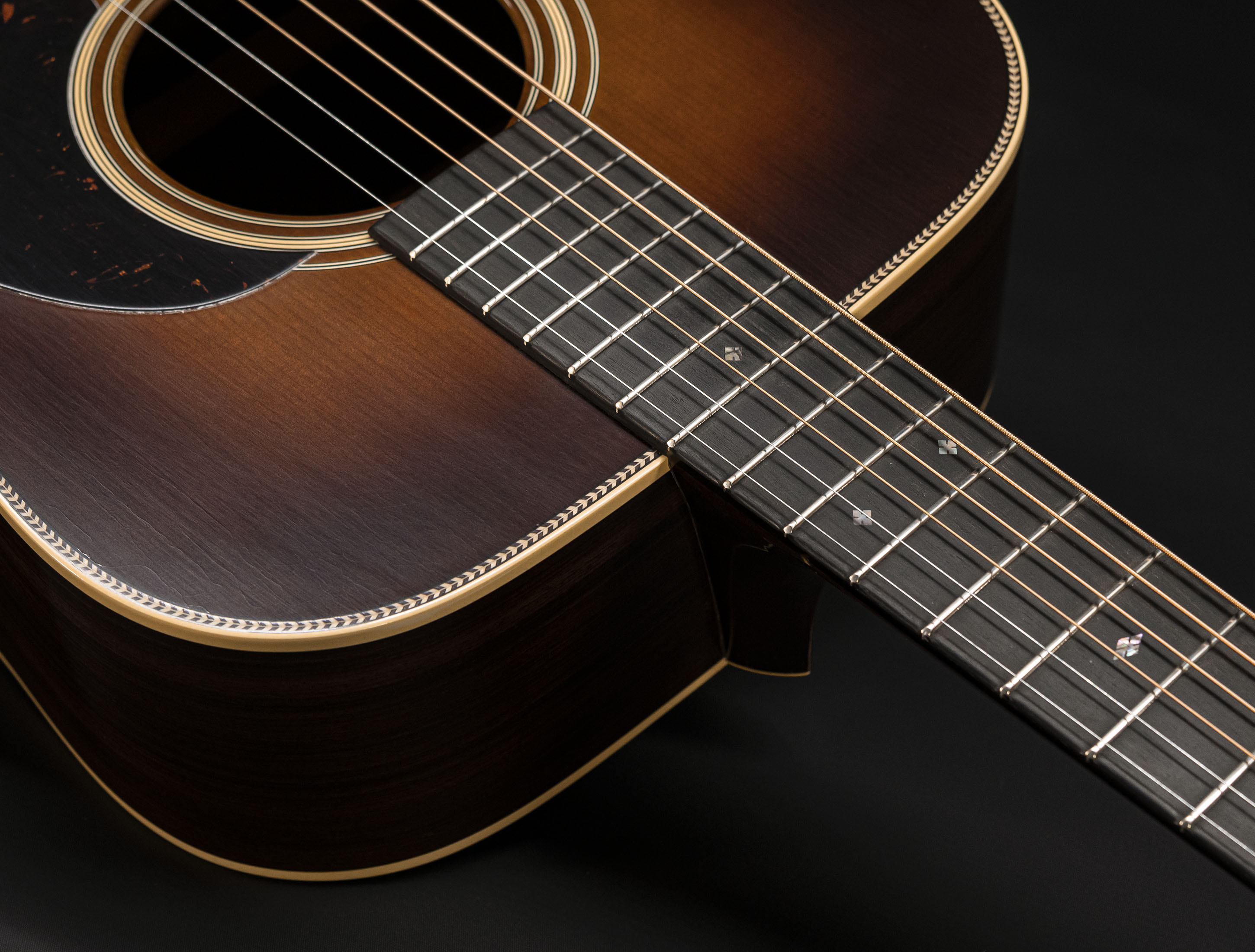 Show gallery (27 images) a134134 martin-custom-shop-d-28-authentic-1937-vintage-low-gloss-ambertone-burst-stage-1-aging