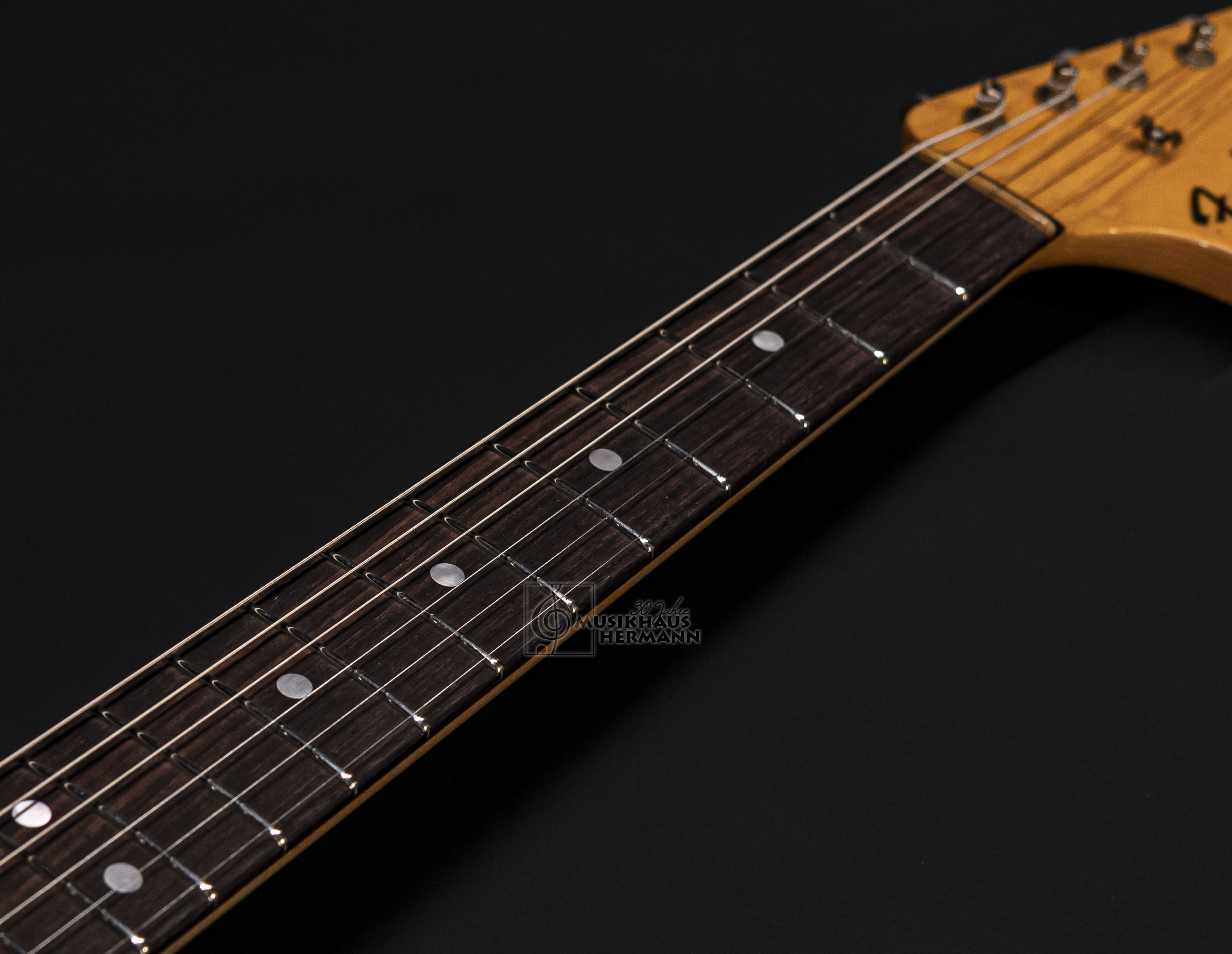Galerie anzeigen (21 Bilder) a9-4217 fender-custom-shop-michael-landau-1968-stratocaster-3-color-sunburst