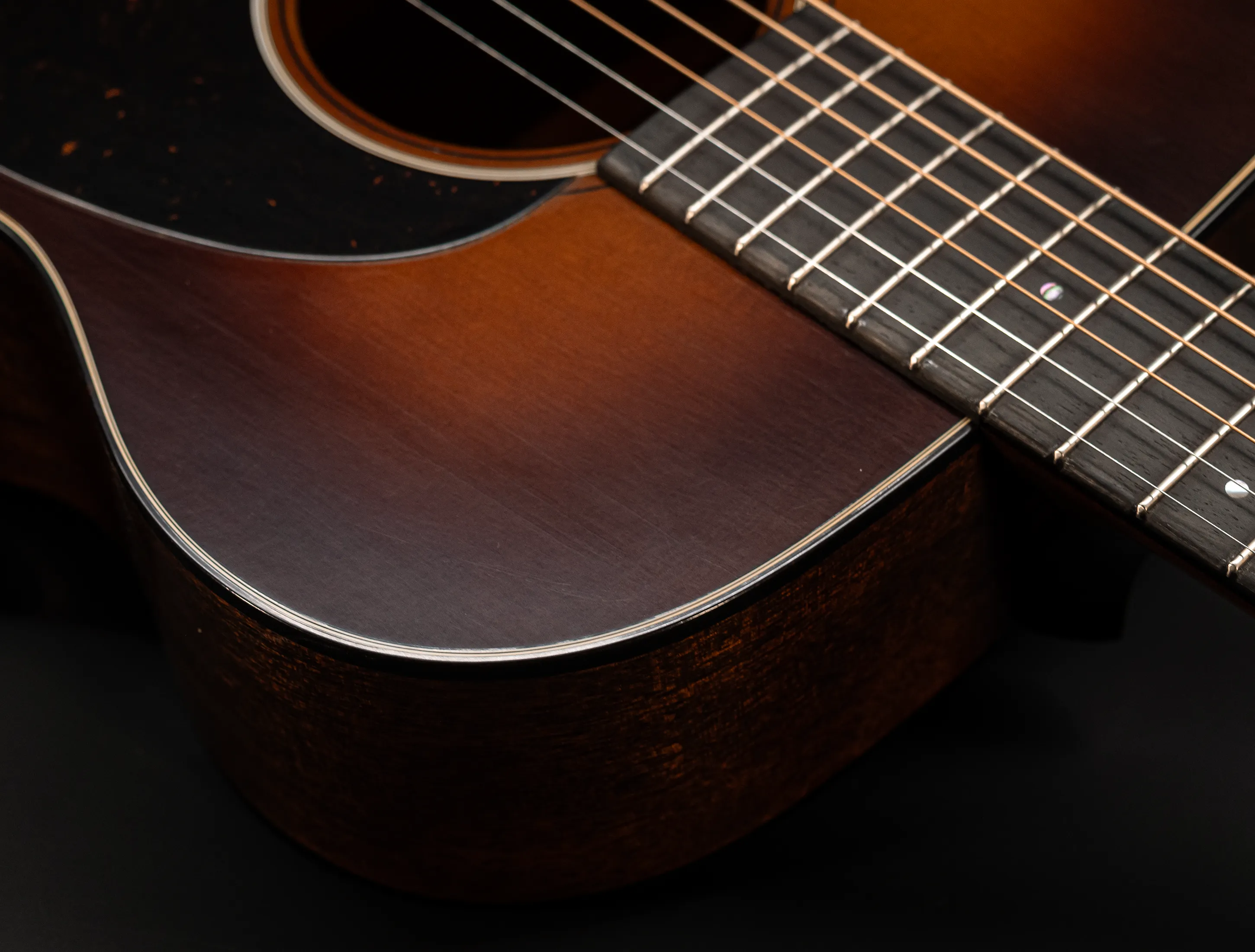 Show gallery (32 images) a156504-Martin Custom Shop 000-18 Authentic 1937 Vintage Low Gloss - Ambertone Burst Stage 1 Aging