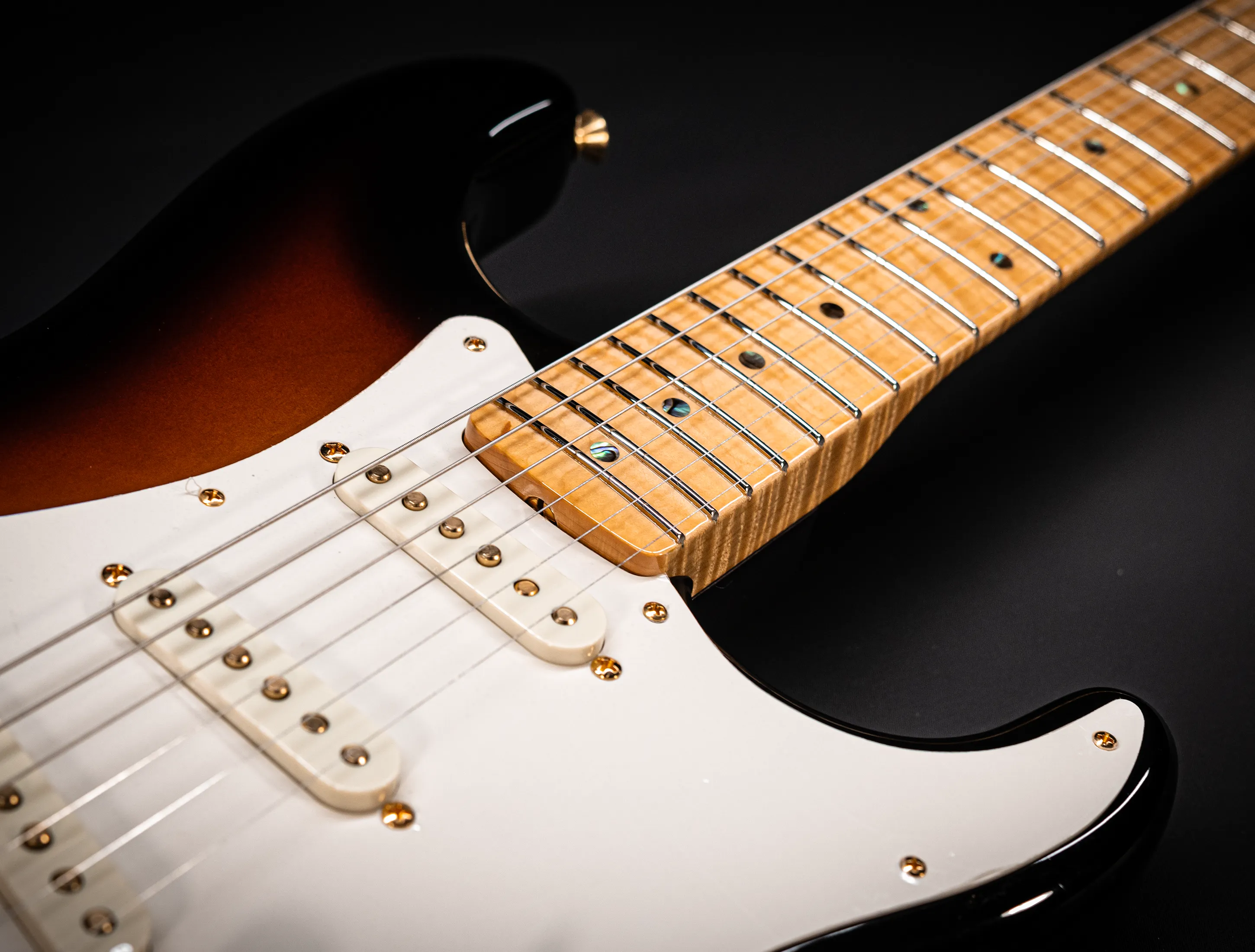 a165093 Fender 70th Anniversary Limited Stratocaster NOS Flame AAAA Neck - Sunburst