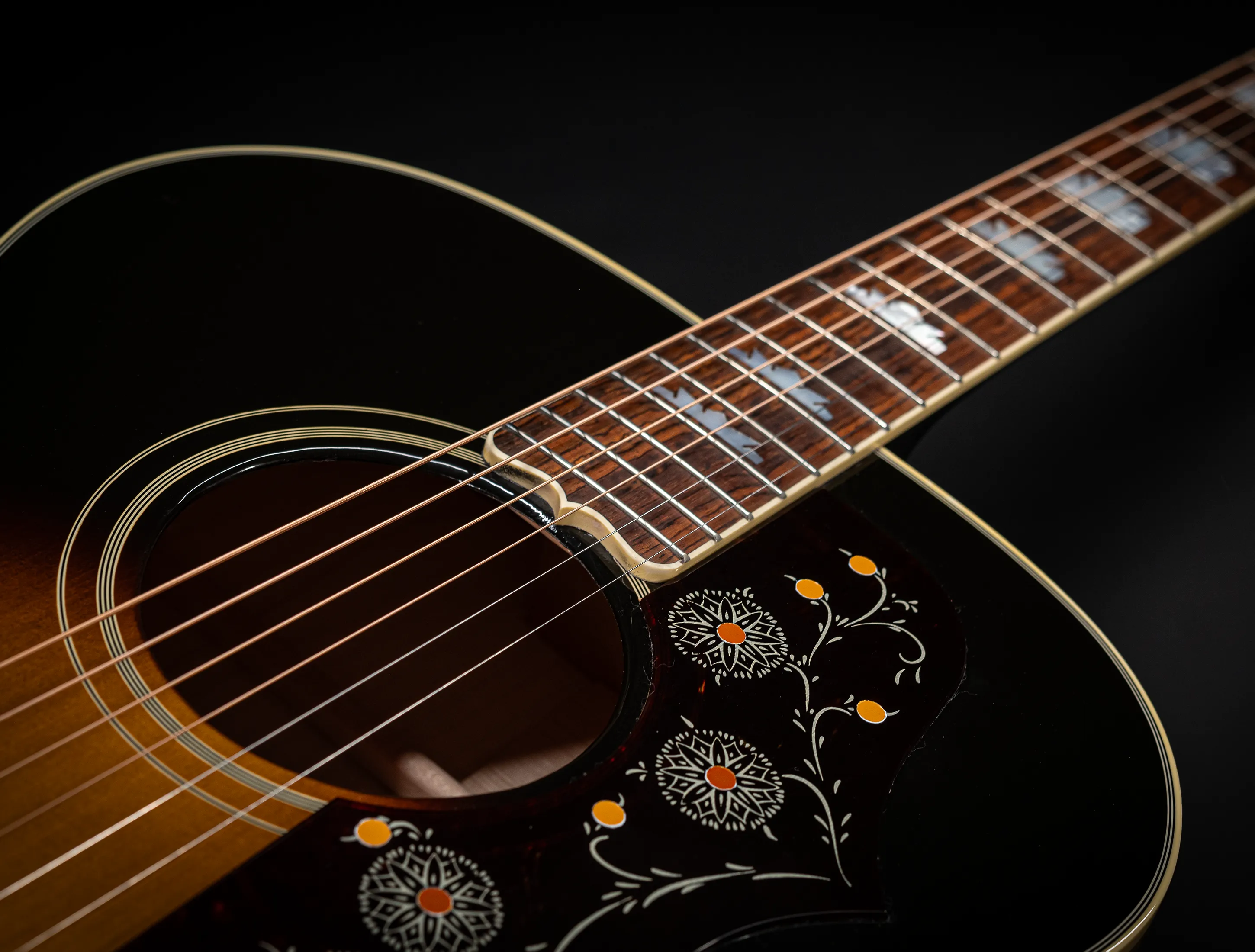 Galerie anzeigen (34 Bilder) a175836-Gibson-SJ-200-EARLY-50`s-Golden-Era-Custom-Shop-Adirondack-Vintage-Sunburst-Musikhaus-Hermann-