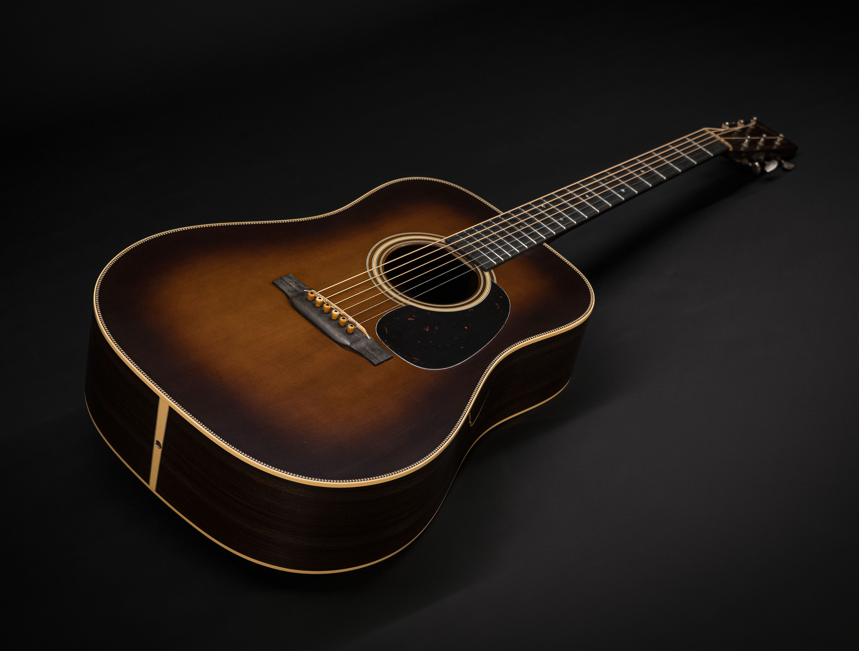 Show gallery (27 images) a134116 martin-custom-shop-d-28-authentic-1937-vintage-low-gloss-ambertone-burst-stage-1-aging
