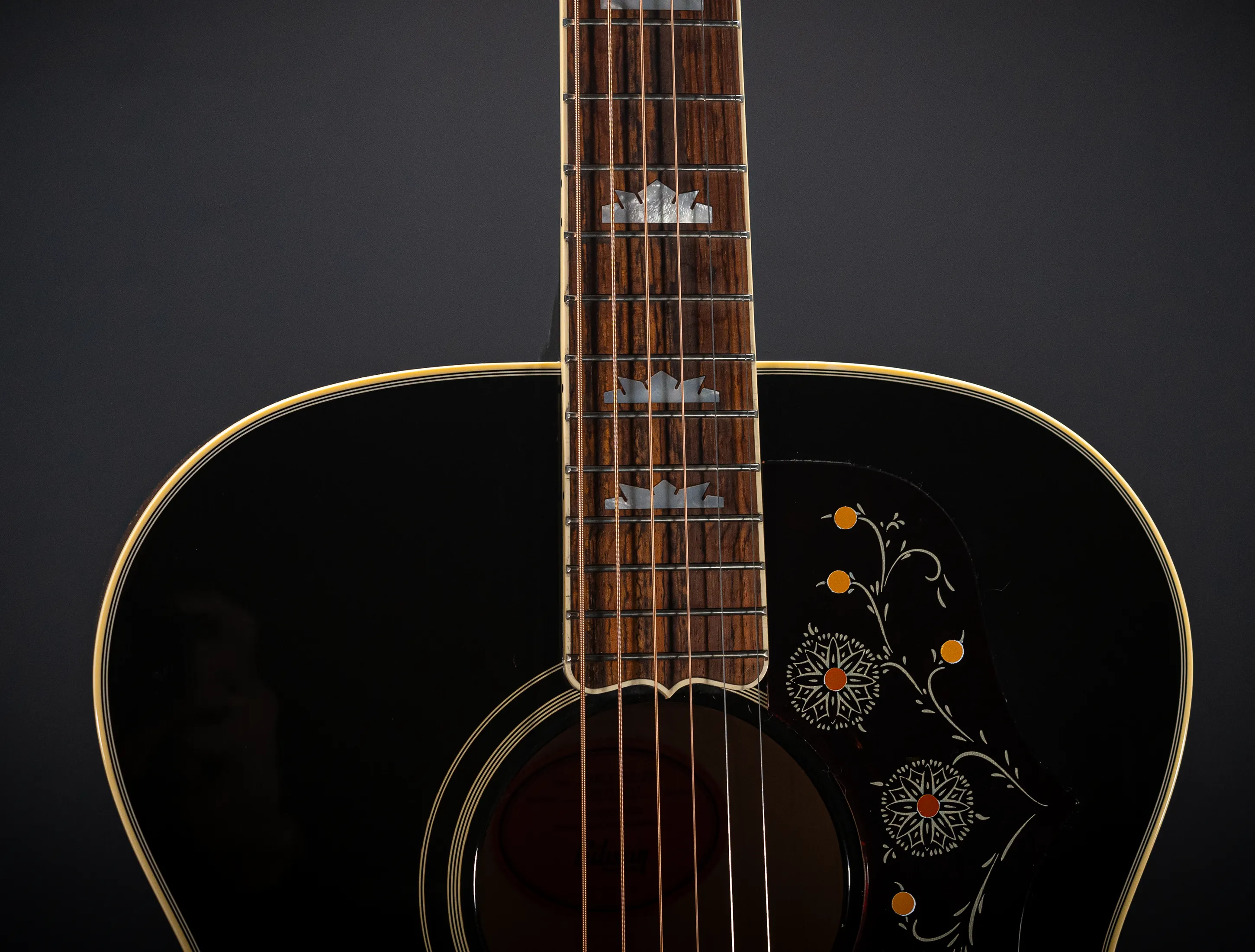 Galerie anzeigen (34 Bilder) a175861-Gibson-SJ-200-EARLY-50`s-Golden-Era-Custom-Shop-Adirondack-Vintage-Sunburst-Musikhaus-Hermann-