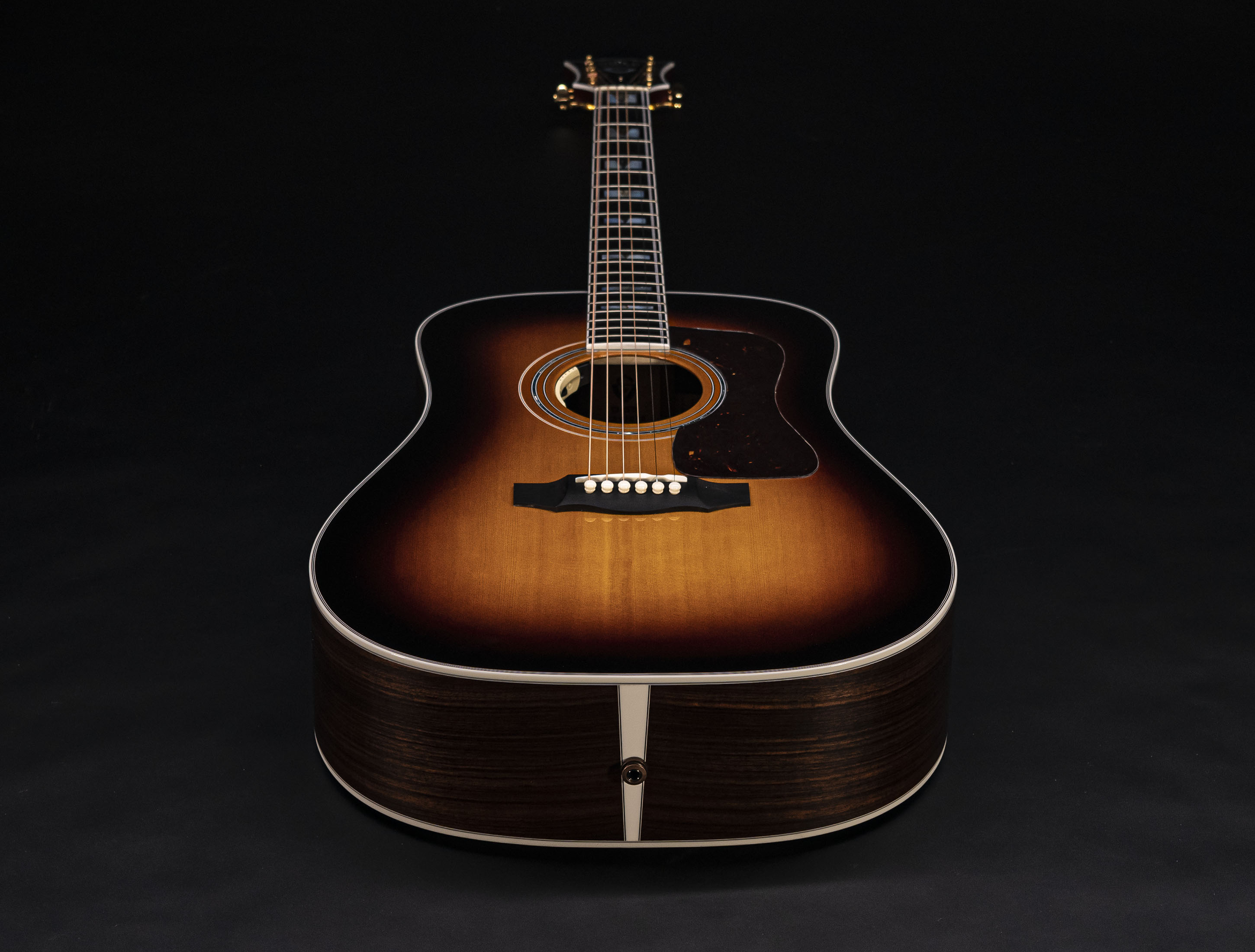 Galerie anzeigen (23 Bilder) a10-5613 Guild-D-55E-ATB-Antique-Sunburst-L-R-Baggs-USA