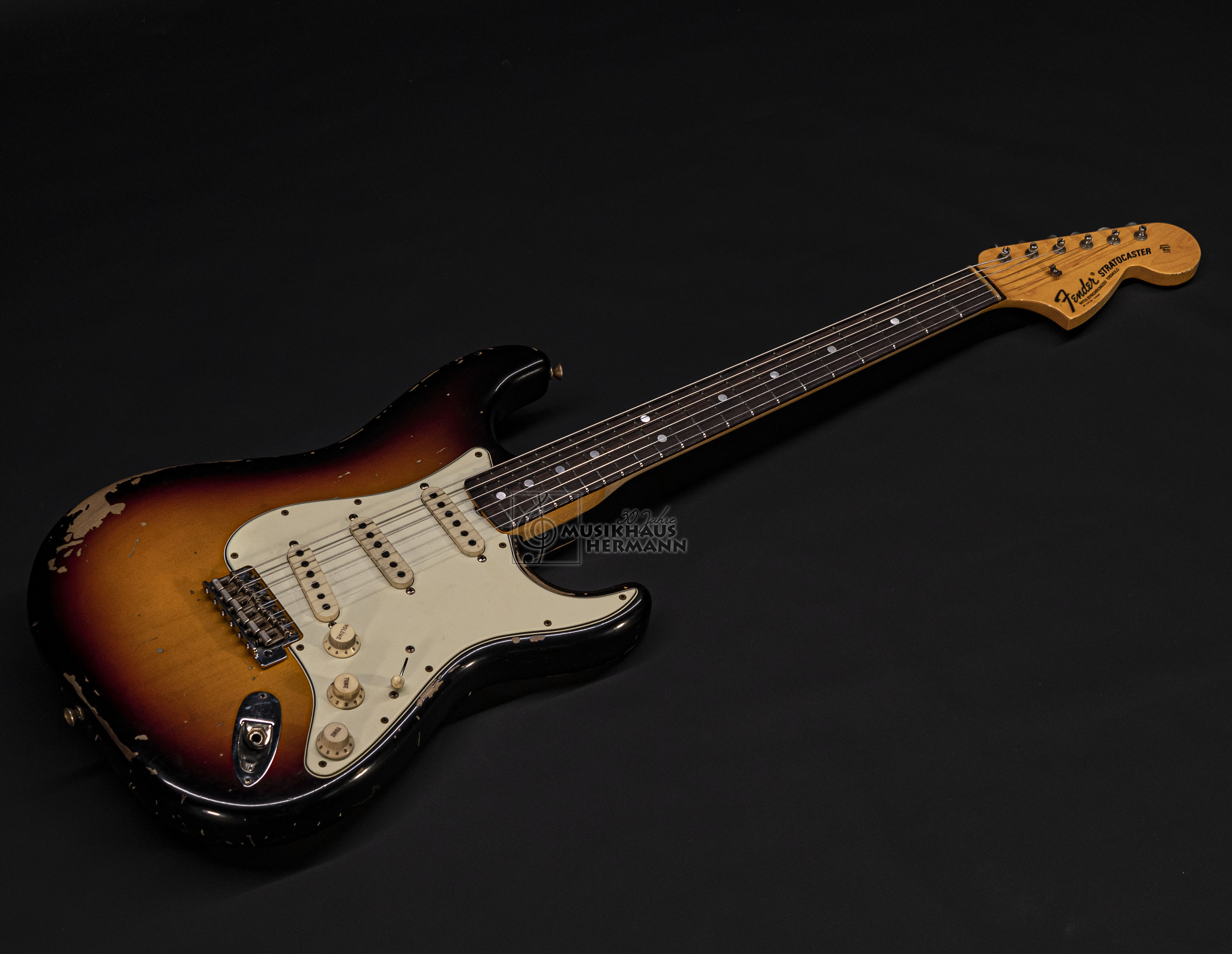 Galerie anzeigen (21 Bilder) a9-4213 fender-custom-shop-michael-landau-1968-stratocaster-3-color-sunburst