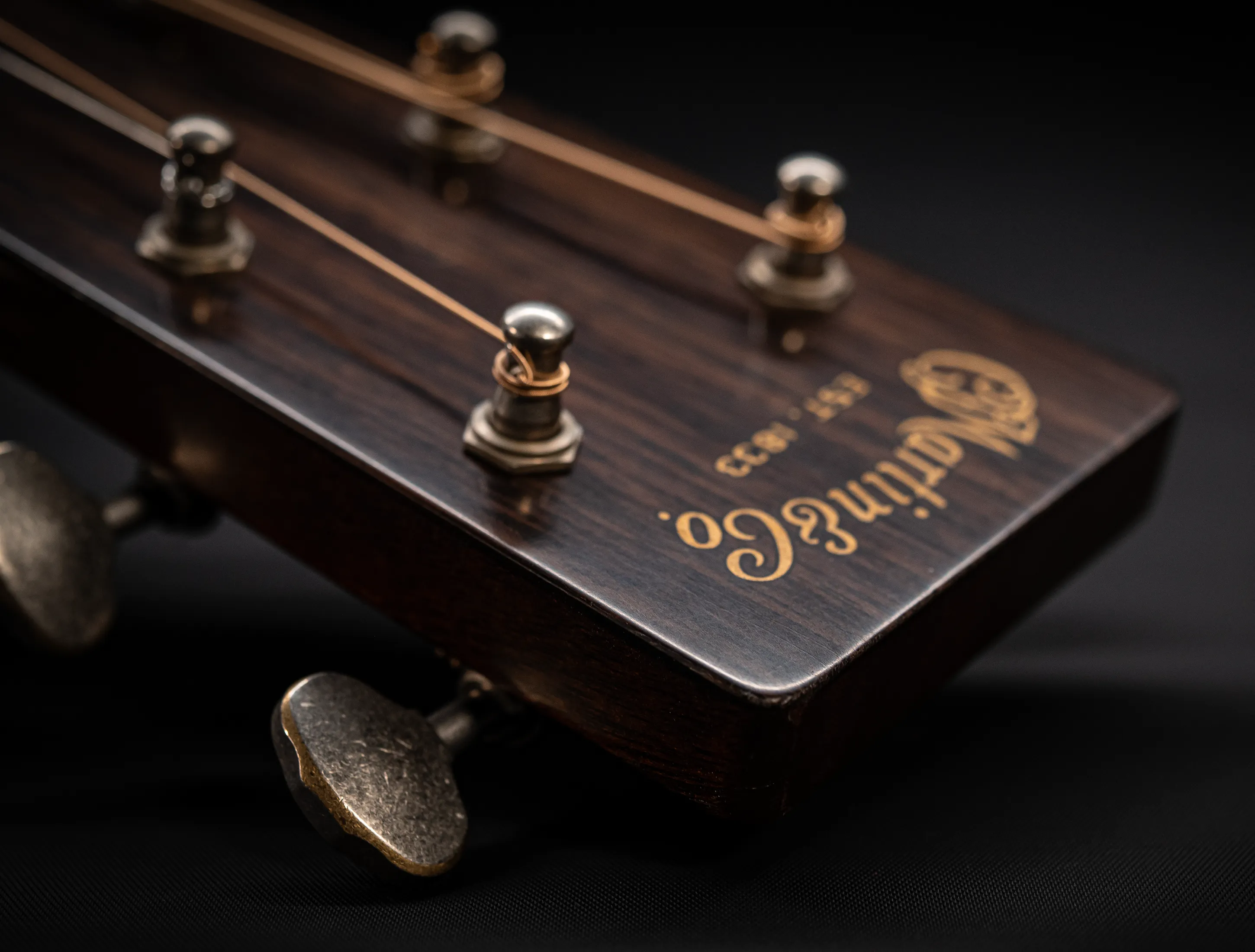 Show gallery (32 images) a156508-Martin Custom Shop 000-18 Authentic 1937 Vintage Low Gloss - Ambertone Burst Stage 1 Aging