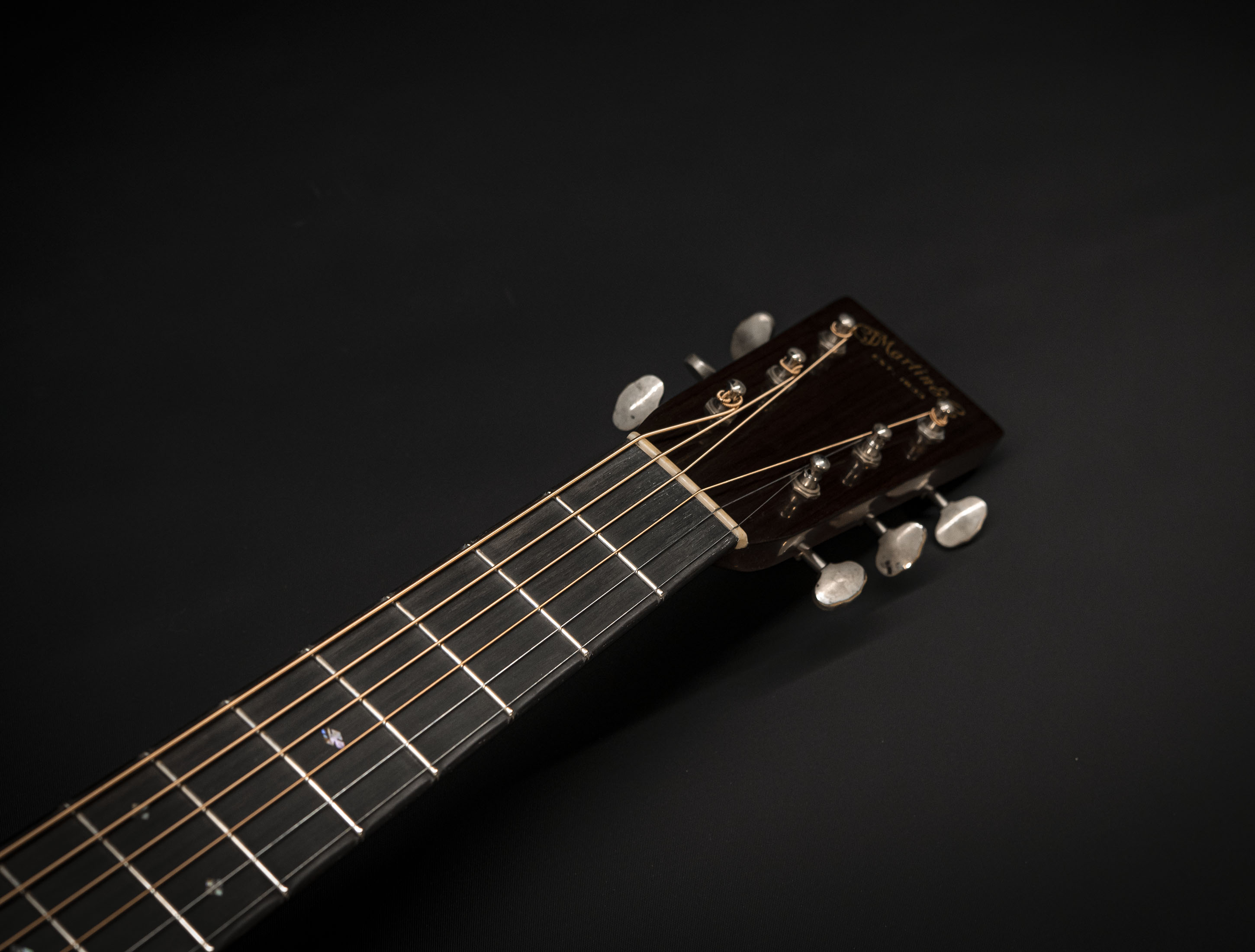 Show gallery (29 images) a137025 martin-custom-shop-000-28-authentic-1937-vintage-low-gloss-ambertone-burst-stage-1-aging