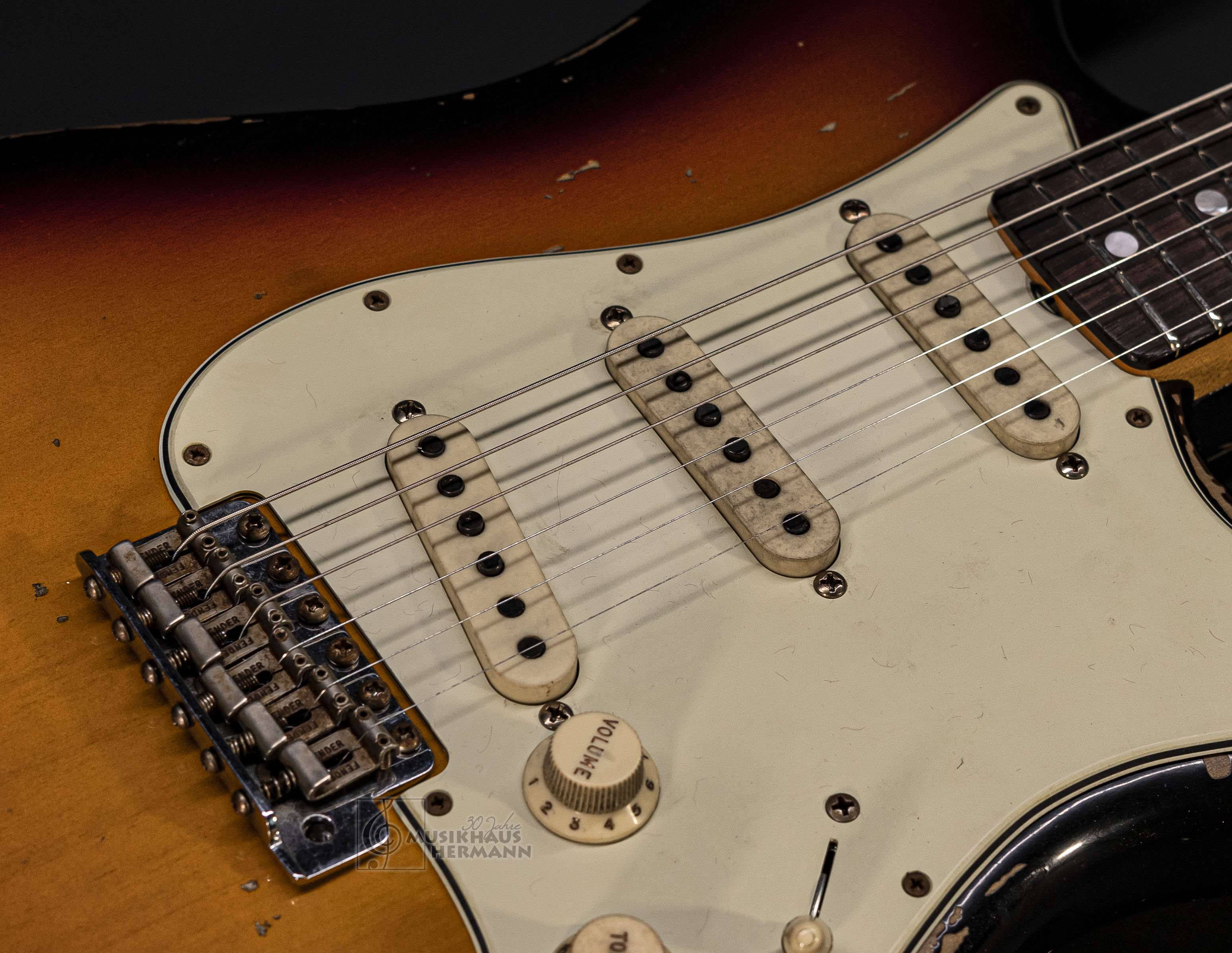 Galerie anzeigen (21 Bilder) a9-4216 fender-custom-shop-michael-landau-1968-stratocaster-3-color-sunburst