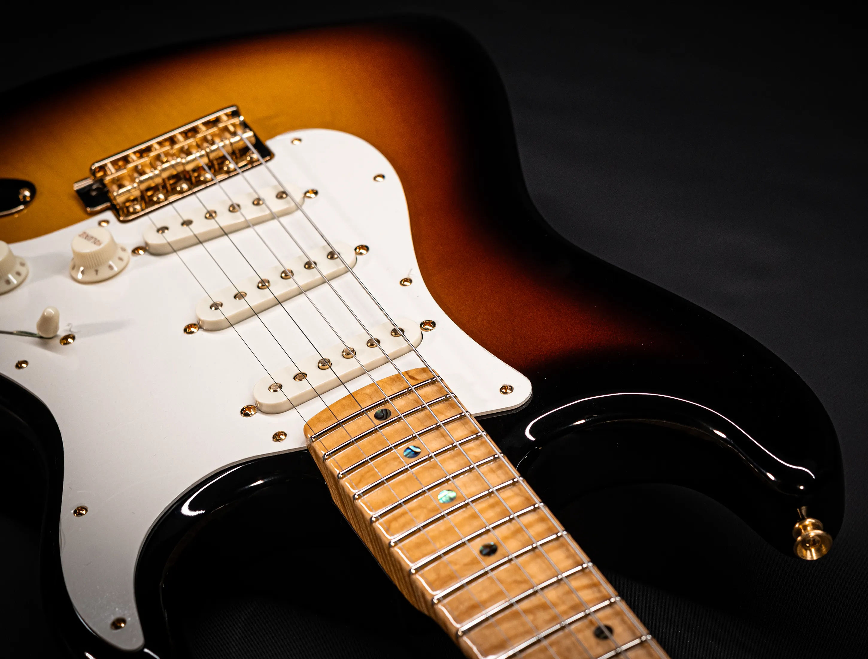 a165112 Fender 70th Anniversary Limited Stratocaster NOS Flame AAAA Neck - Sunburst
