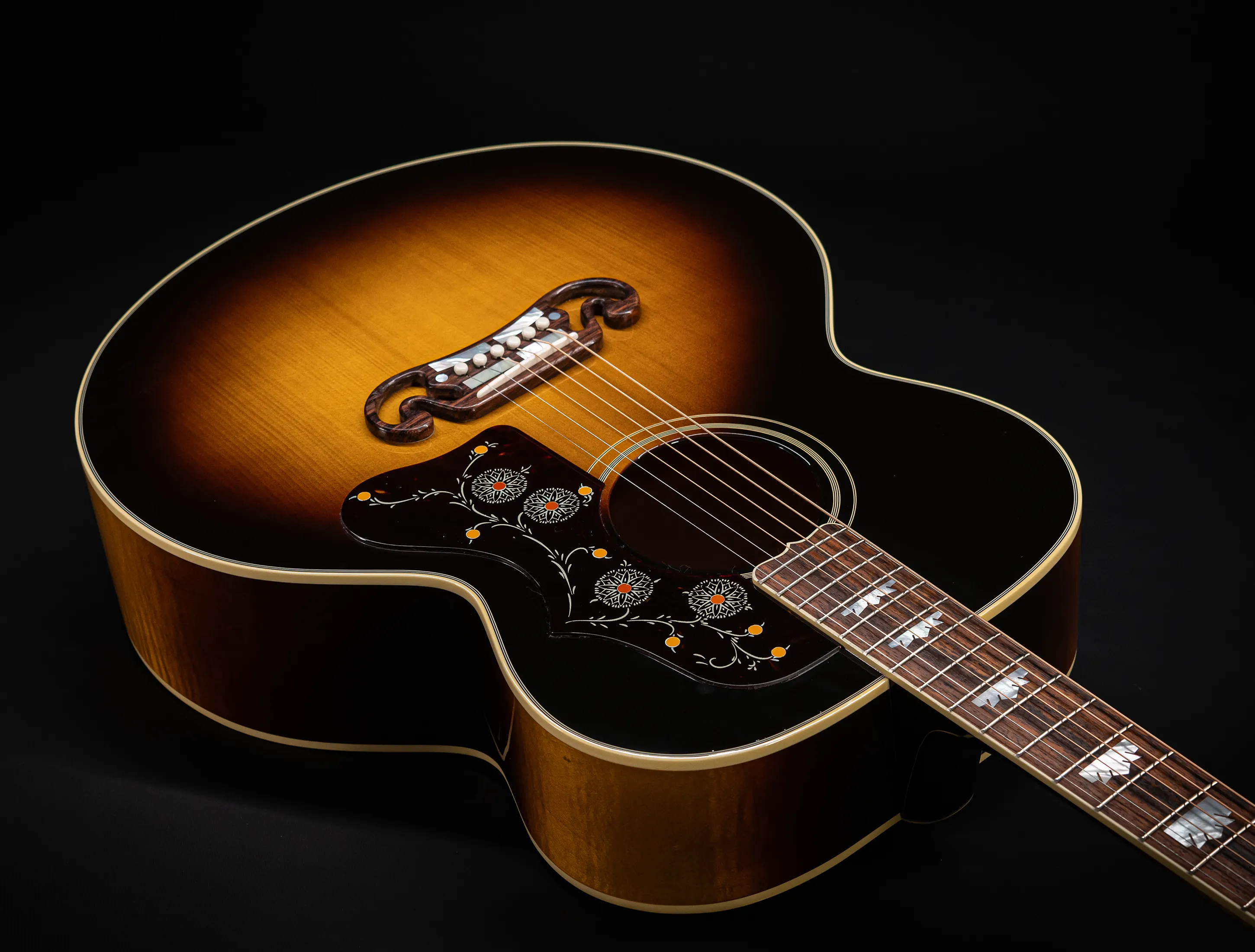 Galerie anzeigen (34 Bilder) a175850-Gibson-SJ-200-EARLY-50`s-Golden-Era-Custom-Shop-Adirondack-Vintage-Sunburst-Musikhaus-Hermann-