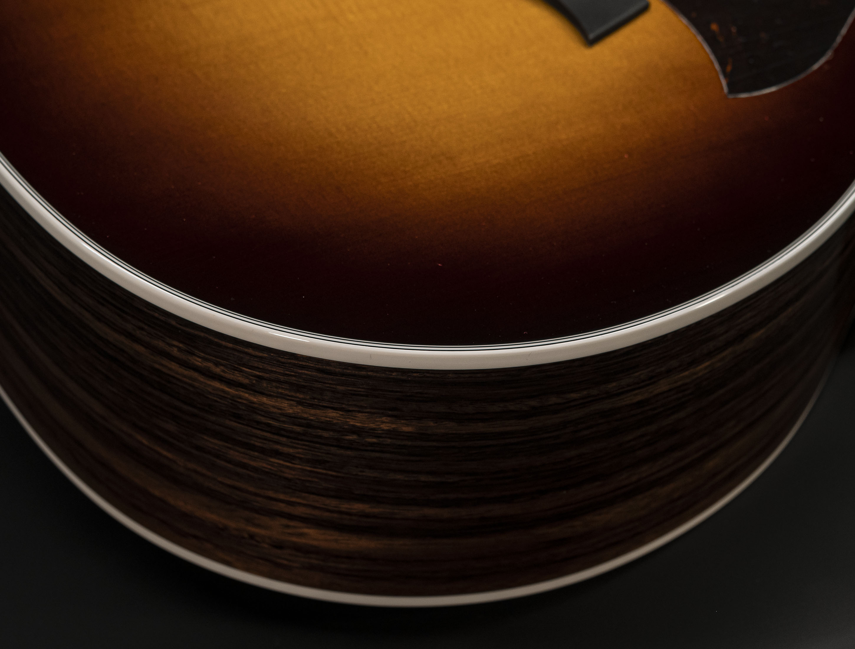 Galerie anzeigen (26 Bilder) a132425-taylor-414ce-r-tobacco-sunburst