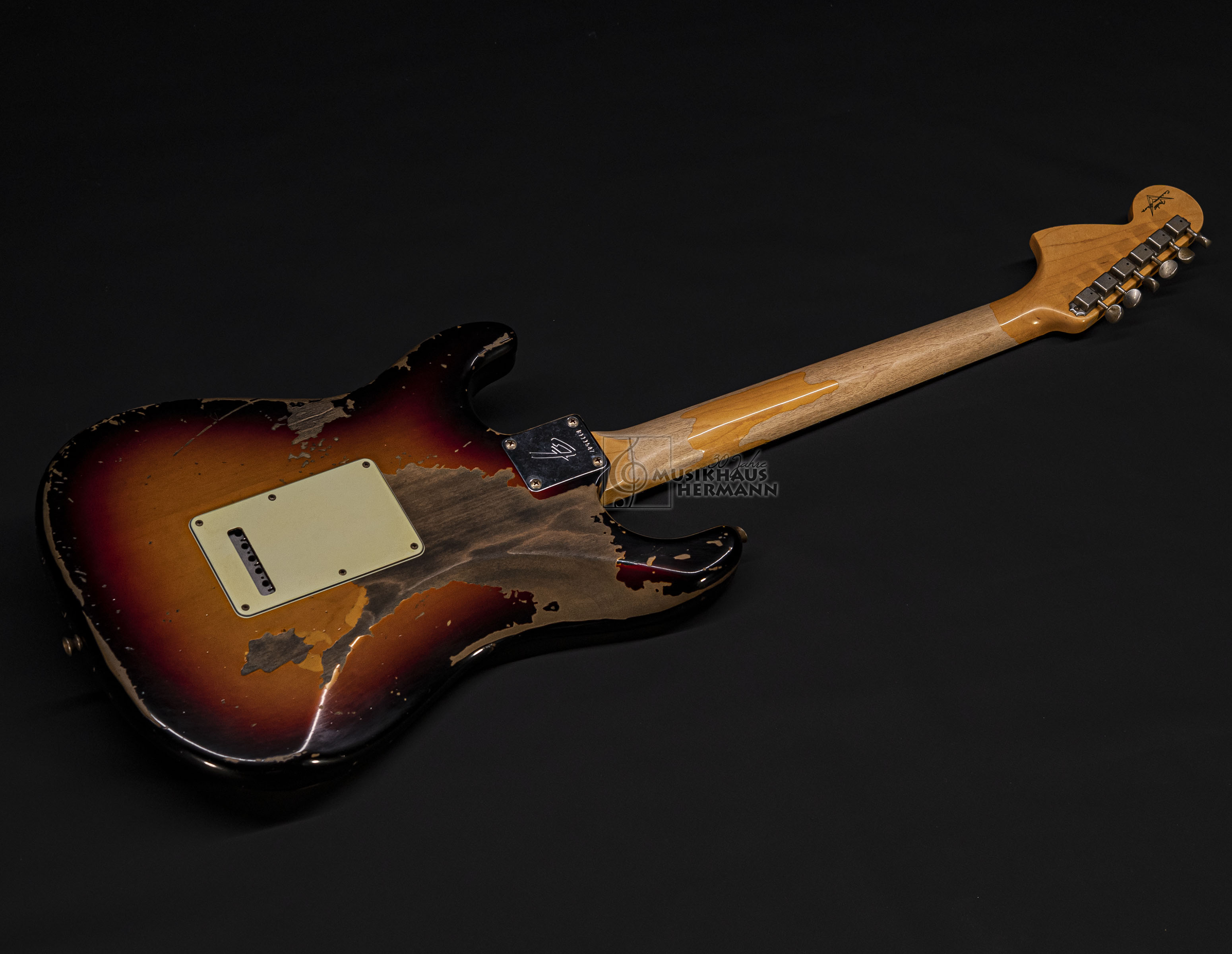 Galerie anzeigen (21 Bilder) a9-4221 fender-custom-shop-michael-landau-1968-stratocaster-3-color-sunburst