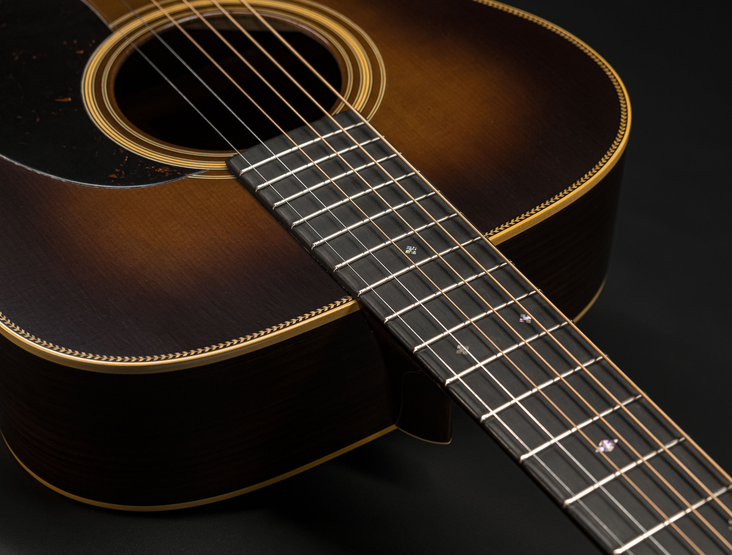 Show gallery (29 images) a137034 martin-custom-shop-000-28-authentic-1937-vintage-low-gloss-ambertone-burst-stage-1-aging