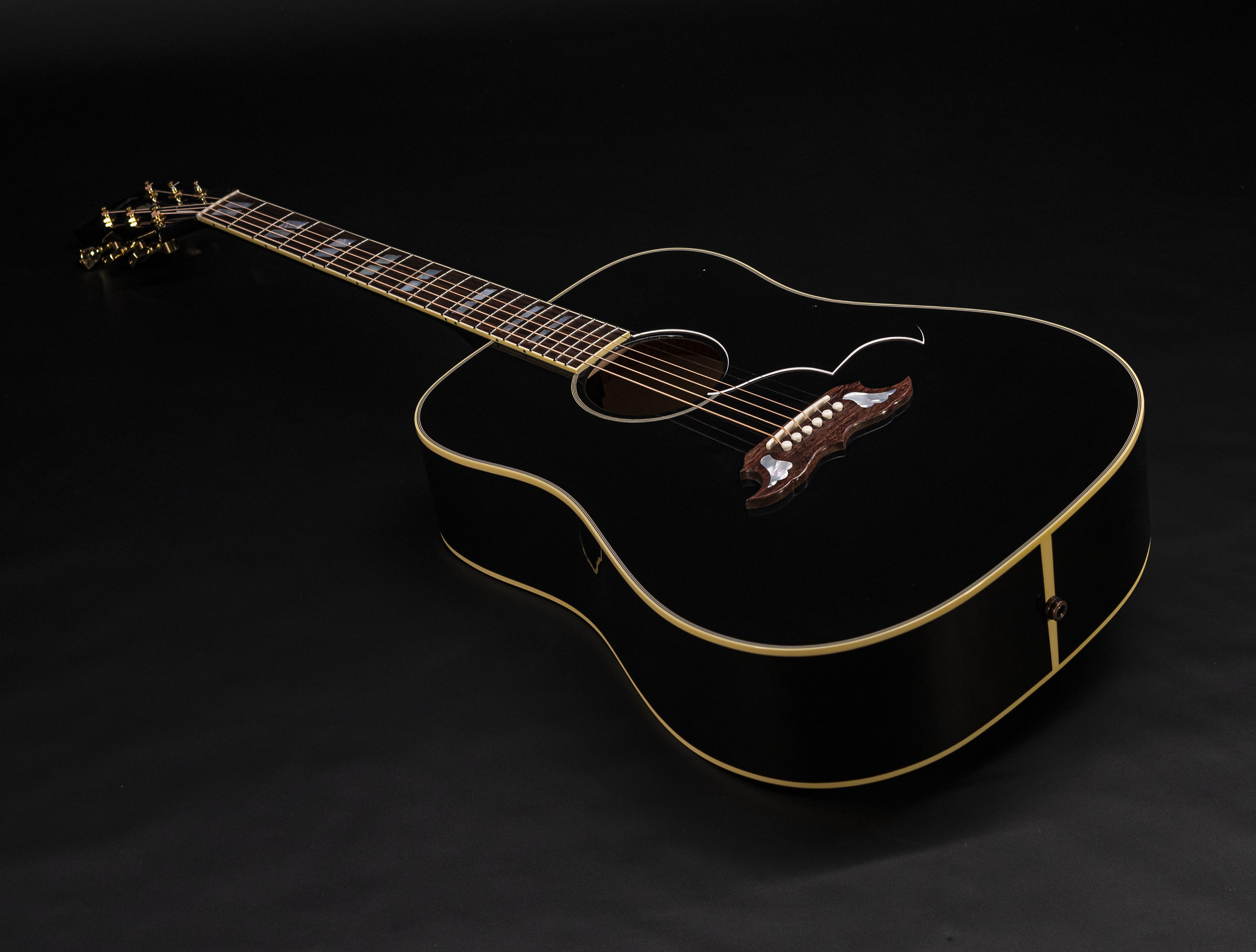 Show gallery (24 images) a110422 Gibson Elvis Dove Signature A Gift for the King - Ebony