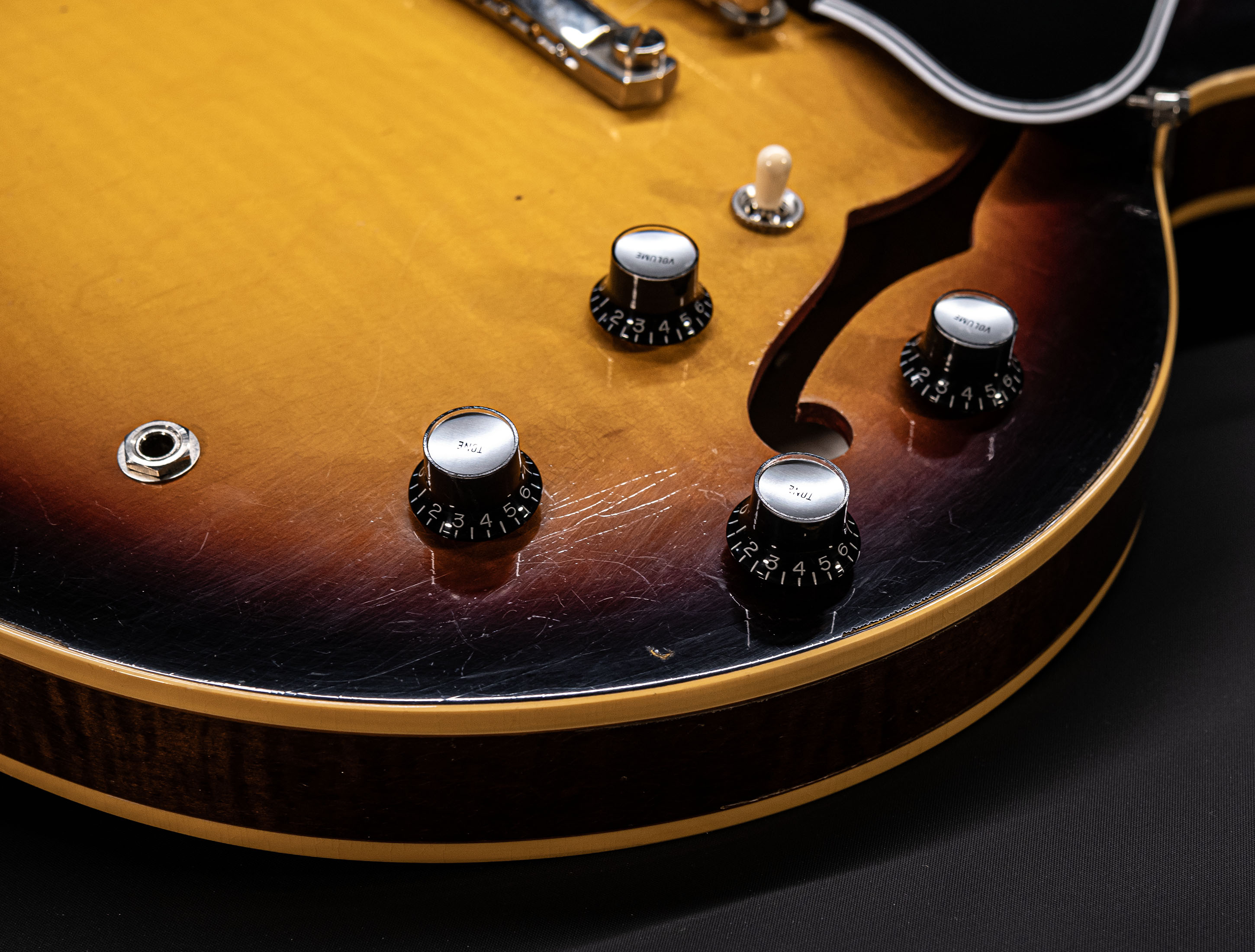 Galerie anzeigen (31 Bilder) a155087 Gibson-ES-335-1964-Custom-Shop-Murphy-Lab-Light-Aged-Figured-Maple-Antique-Vintage-Burst