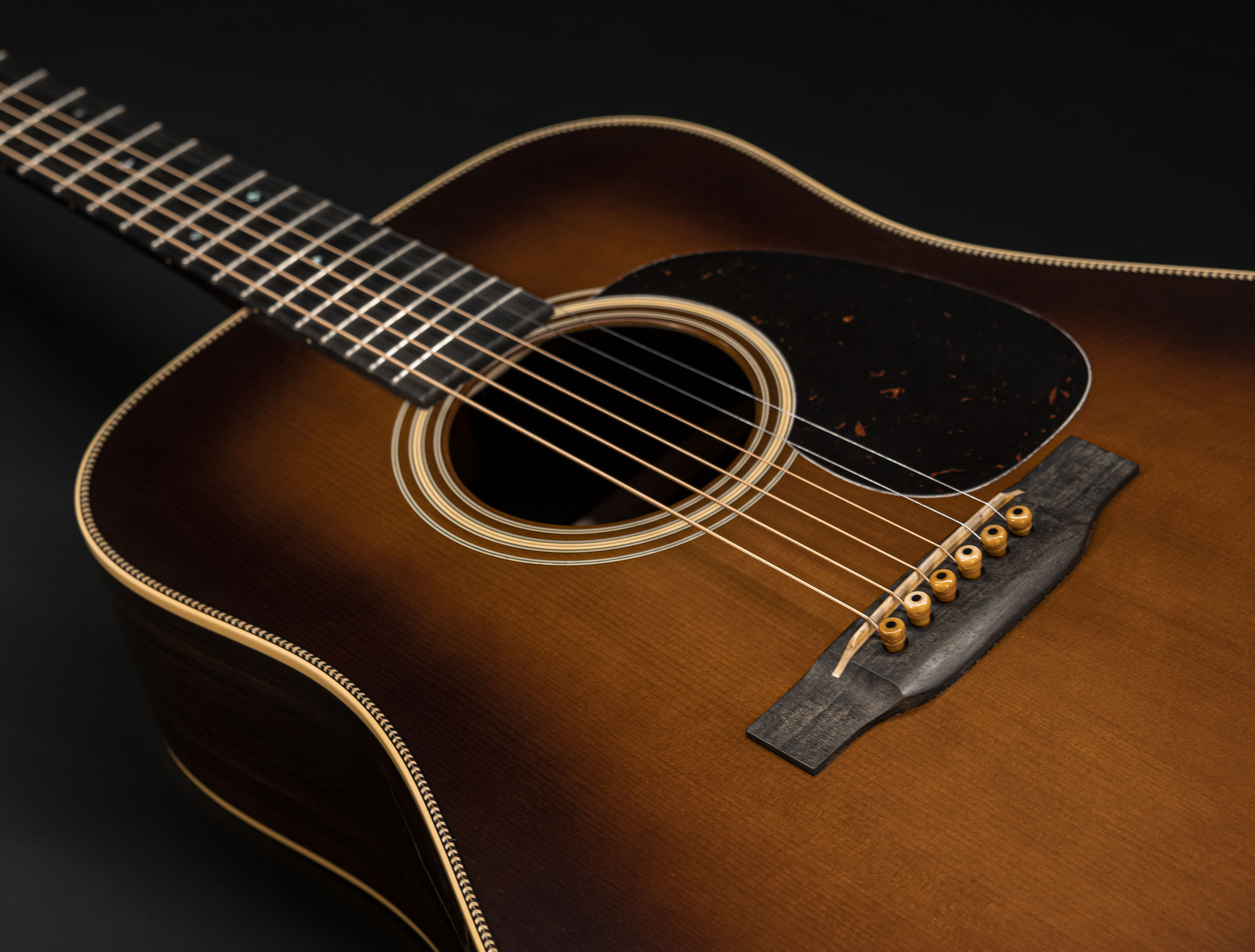 Show gallery (27 images) a134138 martin-custom-shop-d-28-authentic-1937-vintage-low-gloss-ambertone-burst-stage-1-aging