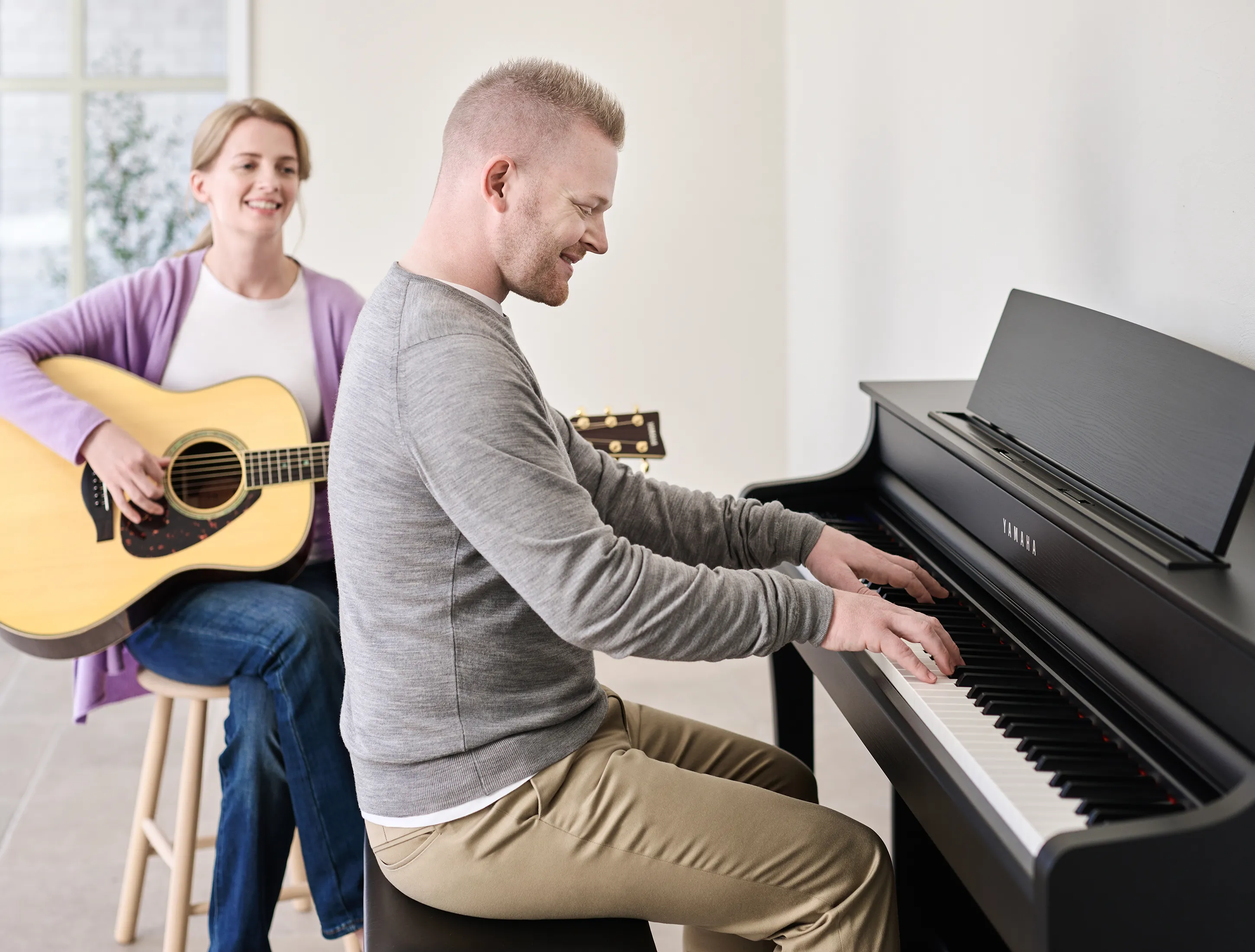 Show gallery (11 images) Yamaha CLP-845B Lifestyle 1 002