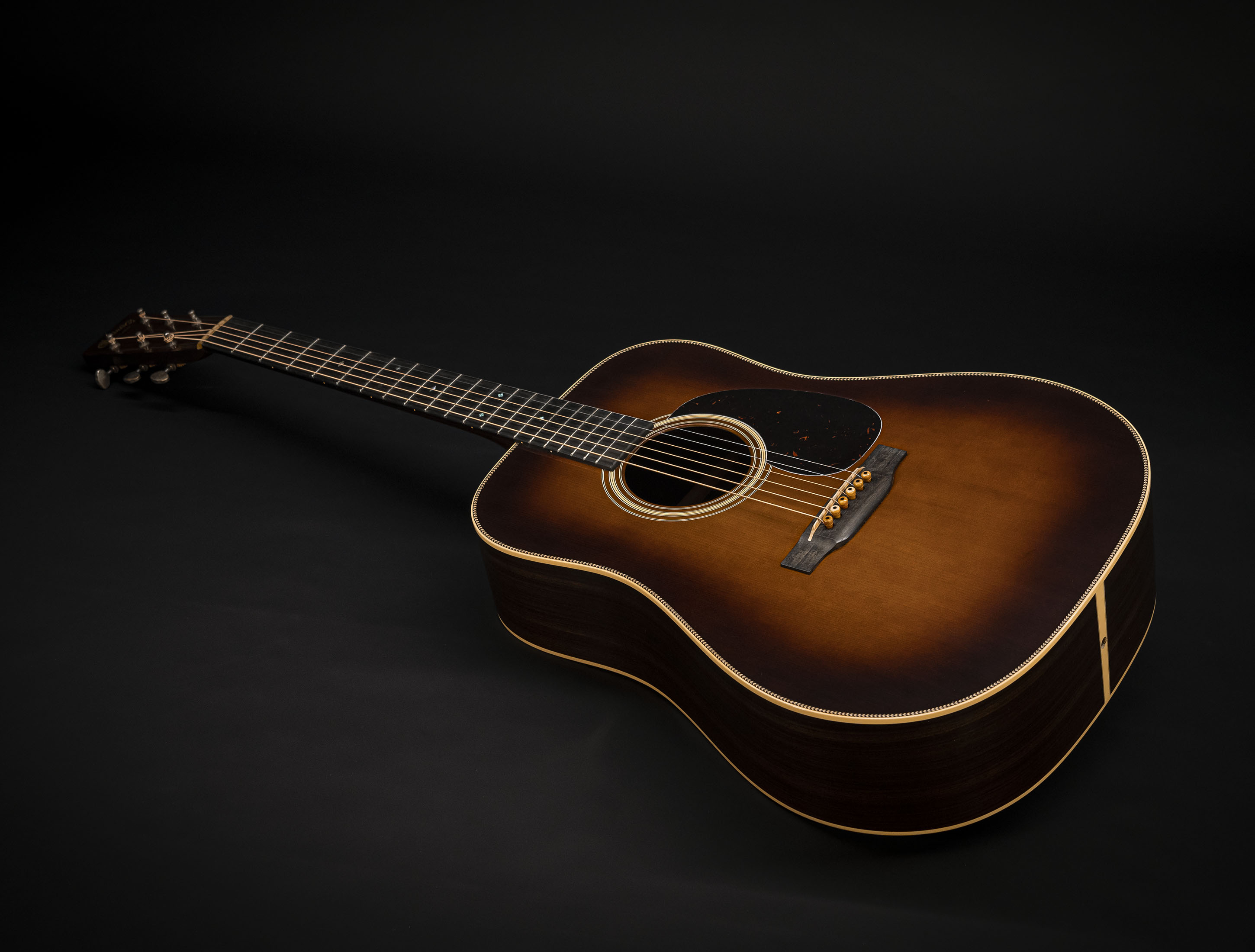 Show gallery (27 images) a134137 martin-custom-shop-d-28-authentic-1937-vintage-low-gloss-ambertone-burst-stage-1-aging