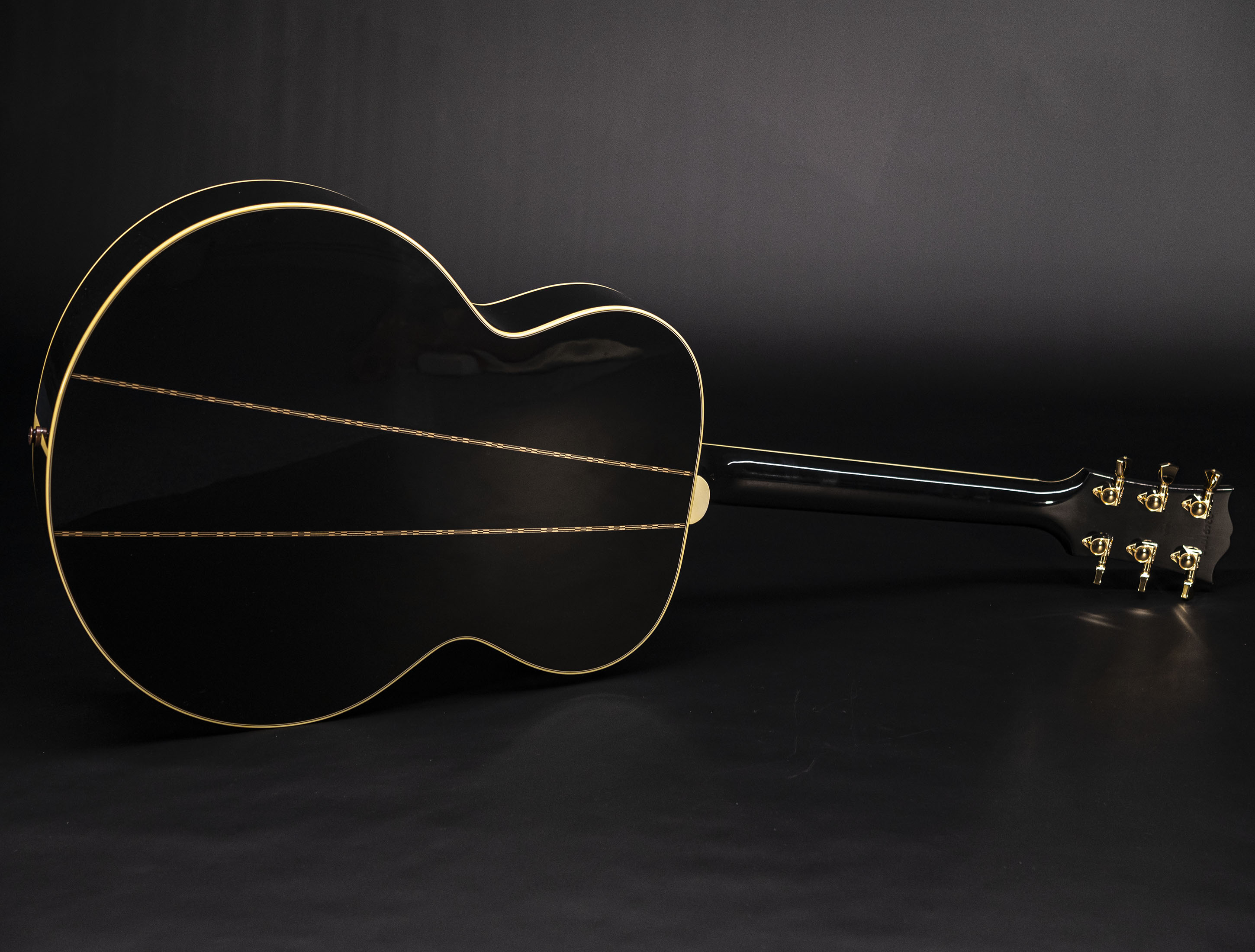 Show gallery (22 images) a110406 gibson-elvis-sj-200-signature-the-king-of-rock-and-roll-ebony