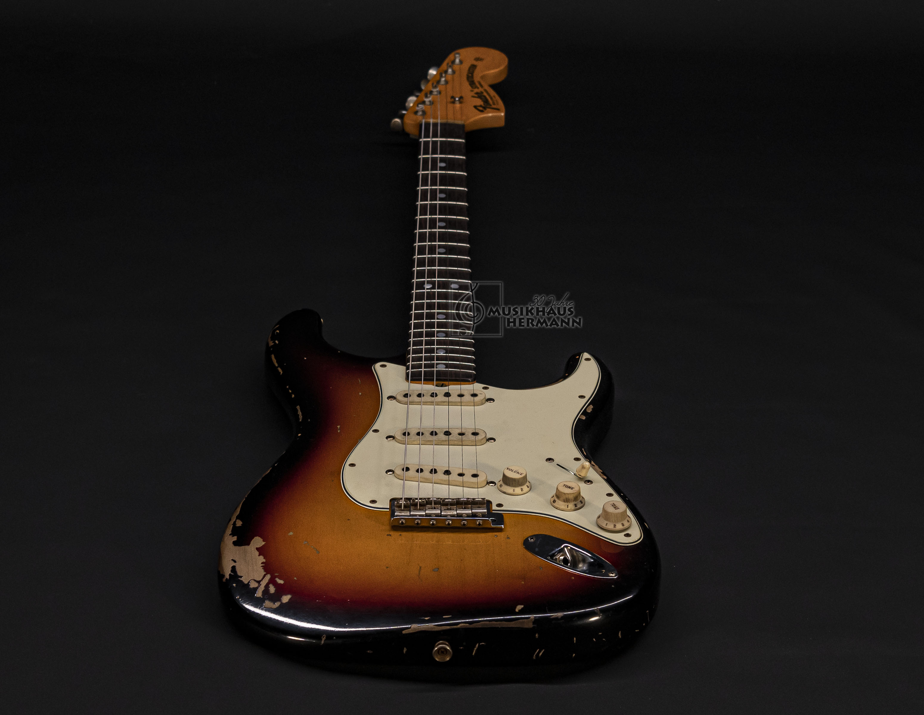 Galerie anzeigen (21 Bilder) a9-4230 fender-custom-shop-michael-landau-1968-stratocaster-3-color-sunburst