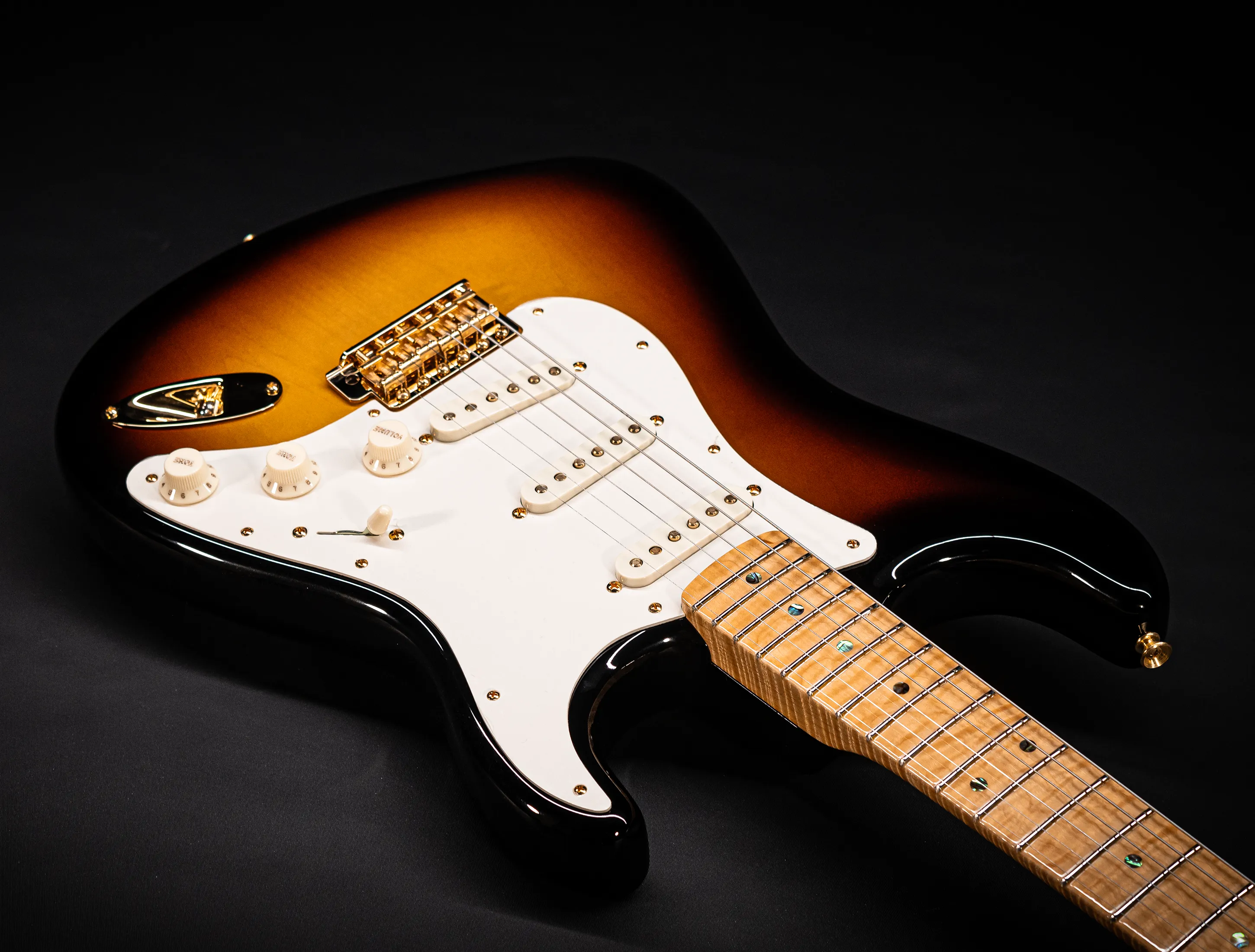 a165110 Fender 70th Anniversary Limited Stratocaster NOS Flame AAAA Neck - Sunburst
