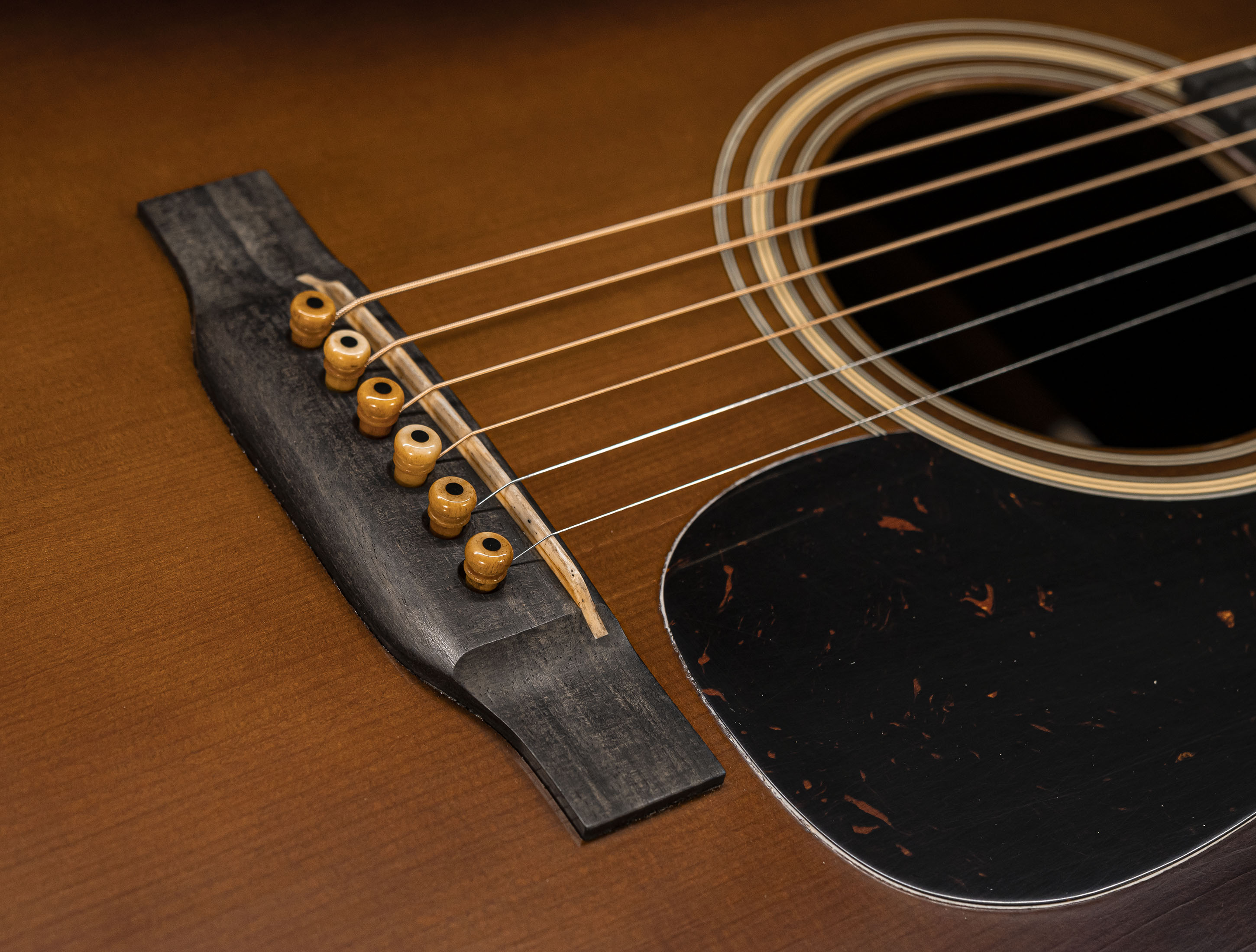 Show gallery (27 images) a134119 martin-custom-shop-d-28-authentic-1937-vintage-low-gloss-ambertone-burst-stage-1-aging
