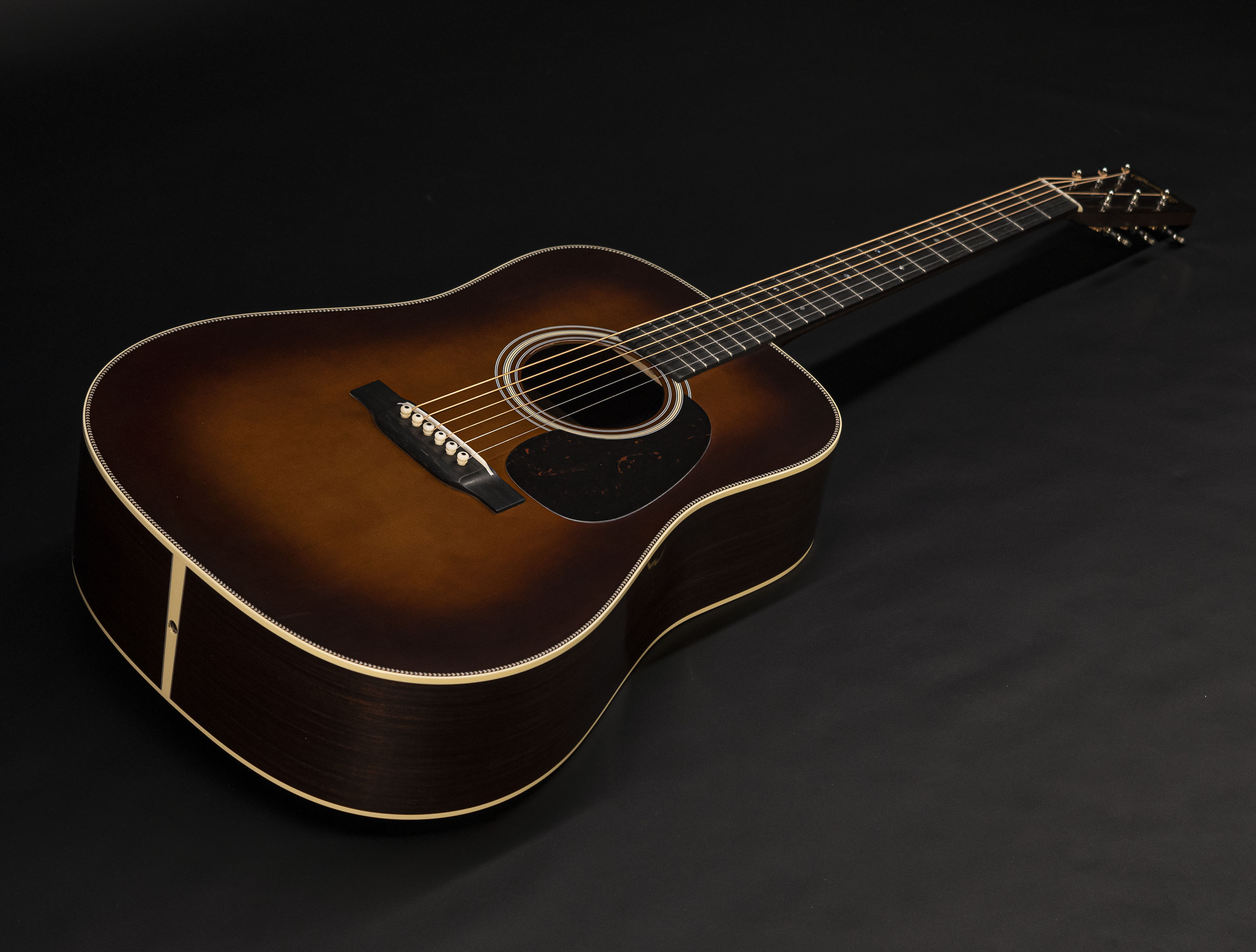 Show gallery (24 images) a113010-martin-custom-shop-d-28-authentic-1937-vintage-low-gloss-ambertone-burst