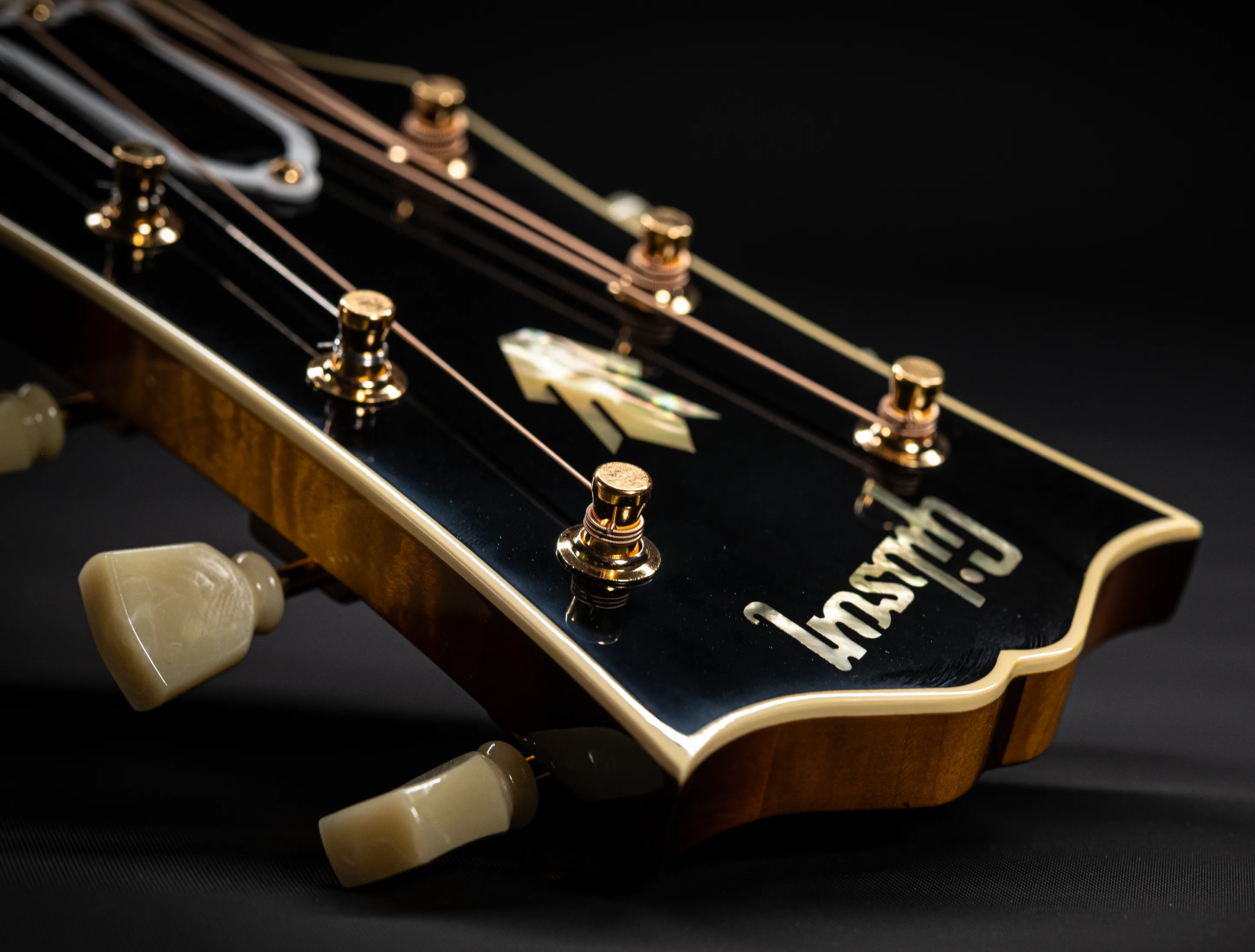 Galerie anzeigen (34 Bilder) a175854-Gibson-SJ-200-EARLY-50`s-Golden-Era-Custom-Shop-Adirondack-Vintage-Sunburst-Musikhaus-Hermann-