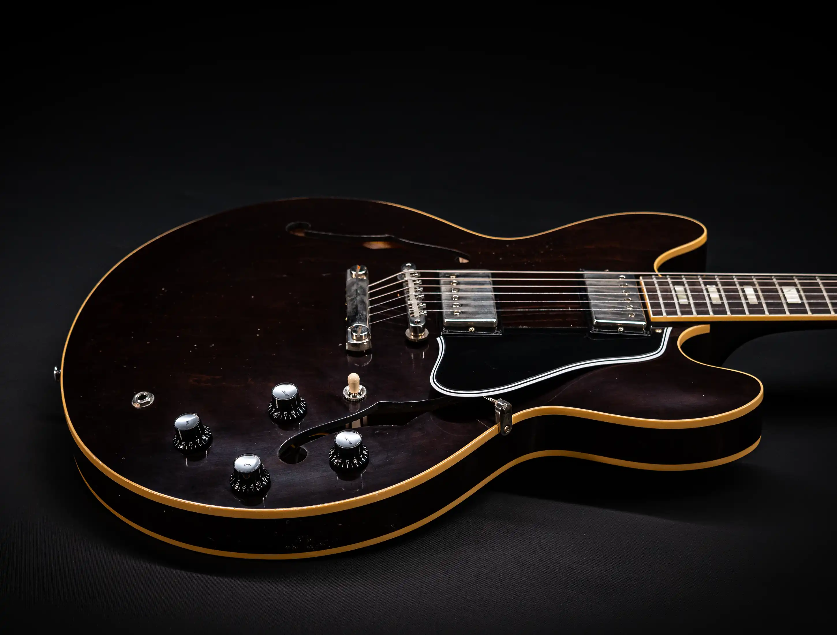 Galerie anzeigen (29 Bilder) a154449 Gibson-ES-335-1964-Custom-Shop-Murphy-Lab-Light-Aged-Figured-Maple-Antique-Walnut-Stain