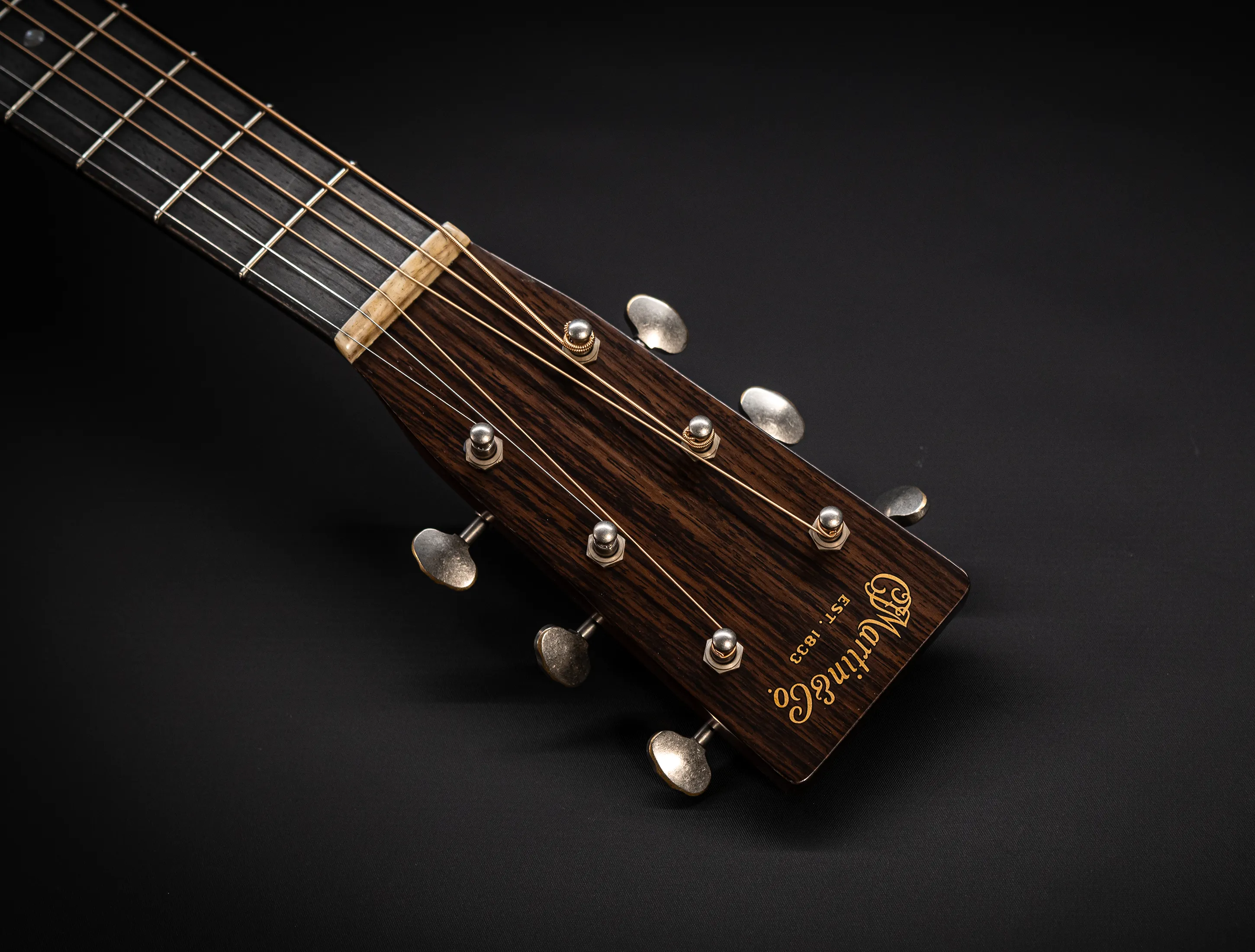 Show gallery (32 images) a156507-Martin Custom Shop 000-18 Authentic 1937 Vintage Low Gloss - Ambertone Burst Stage 1 Aging