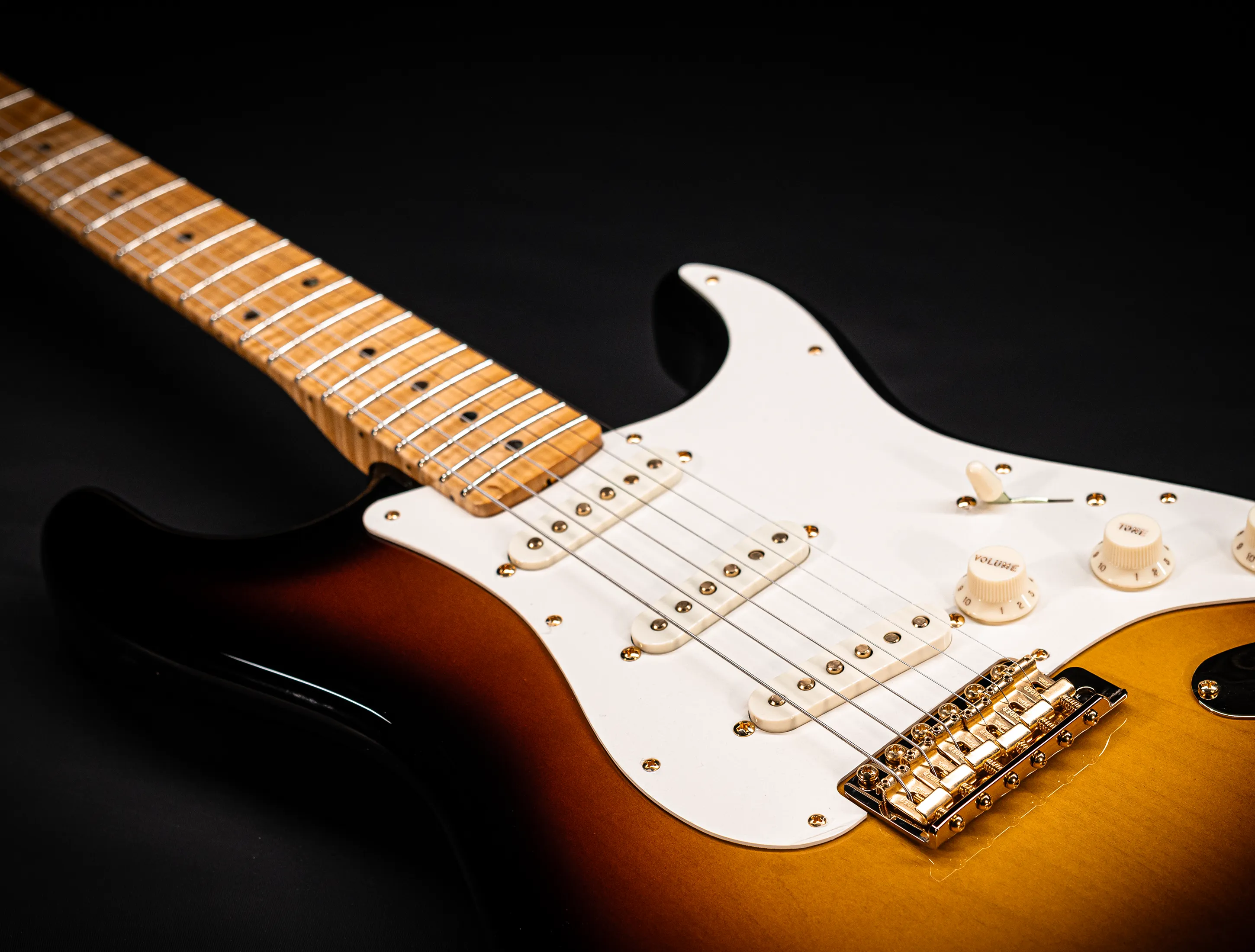 a165117 Fender 70th Anniversary Limited Stratocaster NOS Flame AAAA Neck - Sunburst