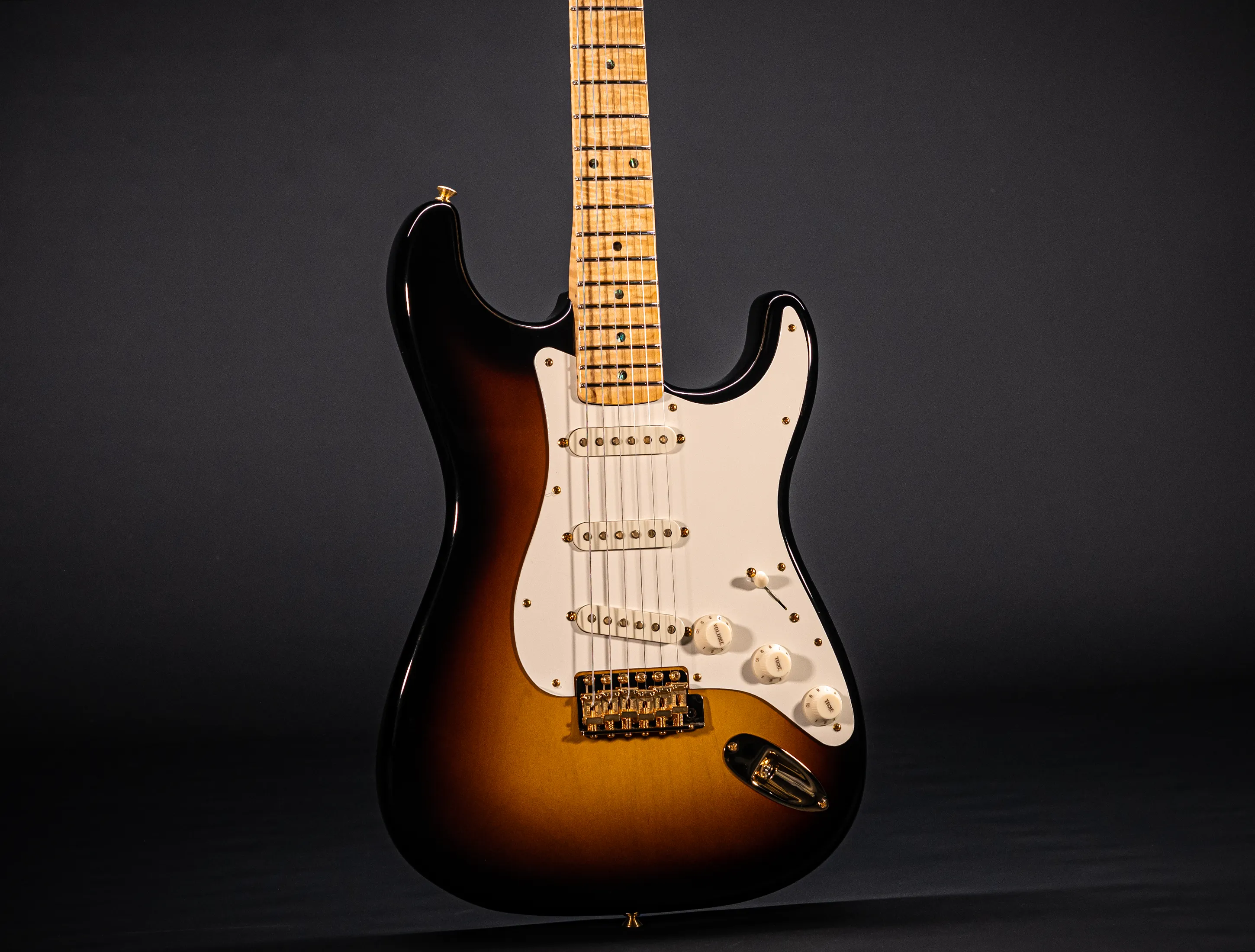 a165119 Fender 70th Anniversary Limited Stratocaster NOS Flame AAAA Neck - Sunburst